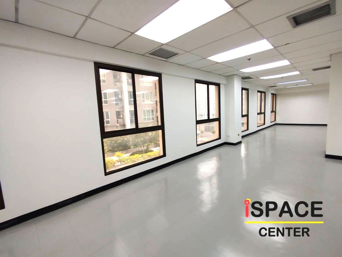 For RentOfficeRatchadapisek, Huaikwang, Suttisan : Rare Item, renting a office attached to the MRT Sutthisan about 100 meters with a meeting room and has a beautiful city view. Studio, Live Stream.