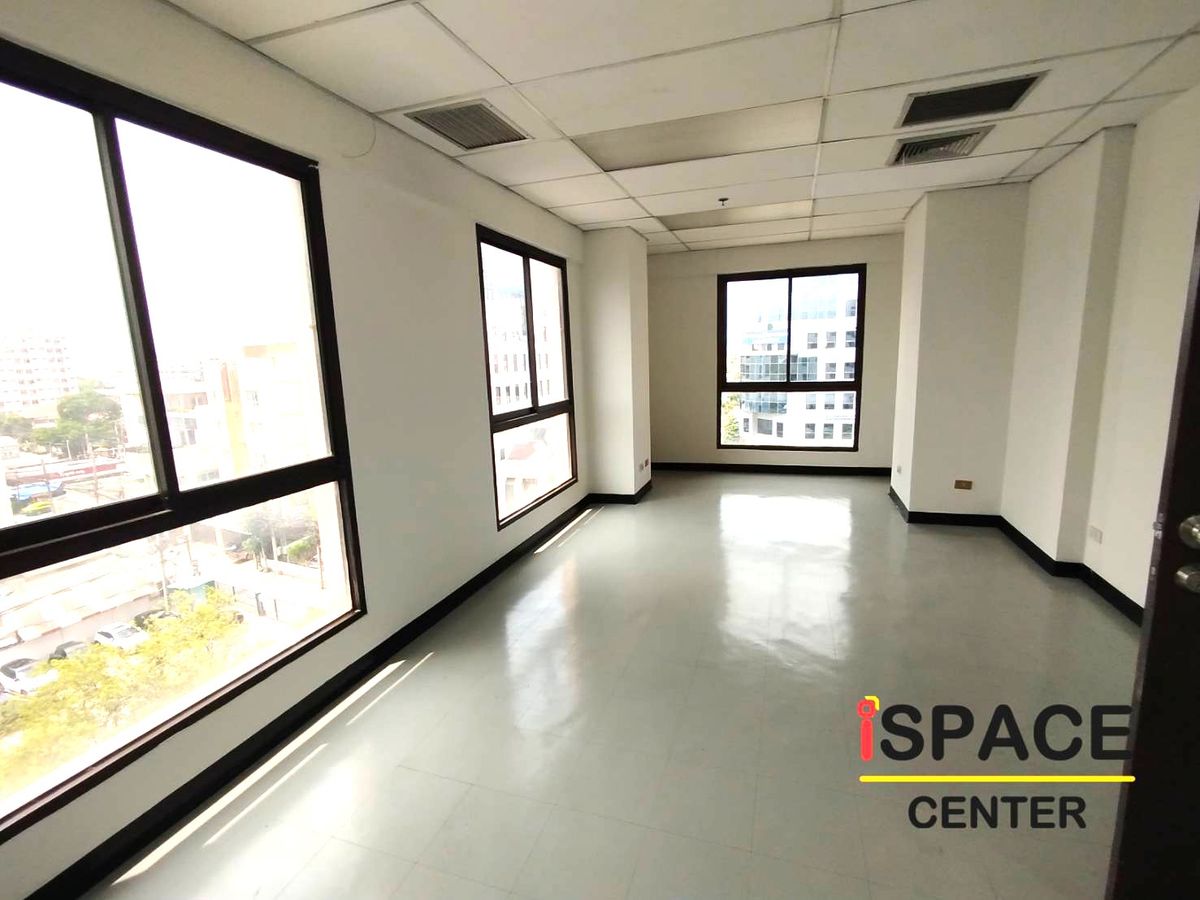 For RentOfficeRatchadapisek, Huaikwang, Suttisan : Rare Item, renting a office attached to the MRT Sutthisan about 100 meters with a meeting room and has a beautiful city view. Studio, Live Stream.