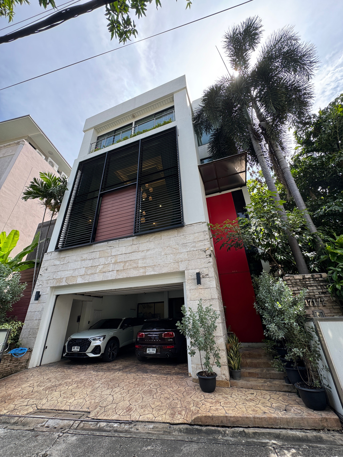 ให้เช่าบ้านสุขุมวิท อโศก ทองหล่อ :  บ้านเดี่ยวให้เช่า กลางทองหล่อ 4ห้องนอน ตกแต่งครบ พร้อมอยู่ มีสระว่ายน้ำหรือสนาม ที่จอดรถ2คัน ทำเลดีเดินทางสะดวก ใกล้รพ.สมิติเวช