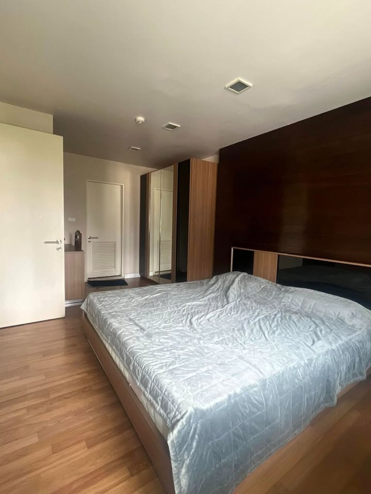 คอนโดสุขุมวิท อโศก ทองหล่อ : คอนโด The Clover Thonglor 18 เดินทางสะดวก ใกล้รถไฟฟ้าบีทีเอส มีรถรับส่ง เฟอร์นิเจอร์ครบ พร้อมอยู่!!