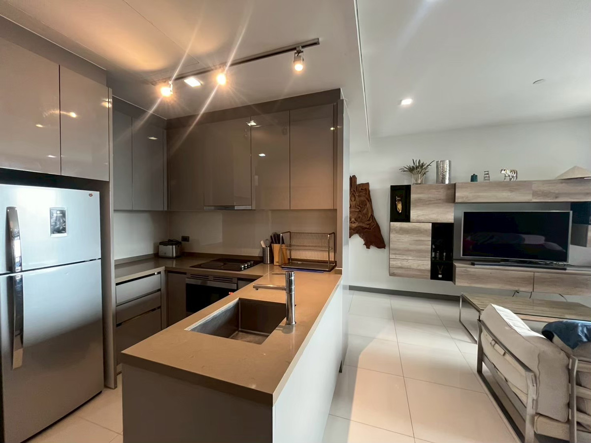 ให้เช่าคอนโดสีลม ศาลาแดง บางรัก : [ Rare Deal ] วิวตึกมหานครแบบพาโนรามา! M Silom 2 นอน 2 น้ำ ชั้นสูง อ่างจากุซซี่ส่วนตัว ราคาพิเศษ 🏙️🐕