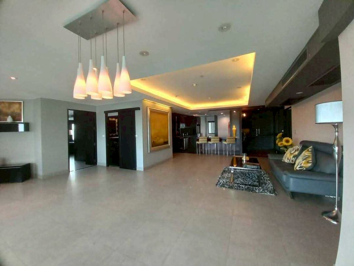 For SaleCondoSathorn, Narathiwat : LTH12839 - Condo For Sale Condo for sale at Sathorn Gardens Sathorn Cracks Size 230 SQM. 3 Beds 3 Baths Near BTS SALA DAENG Station Only 25 MB