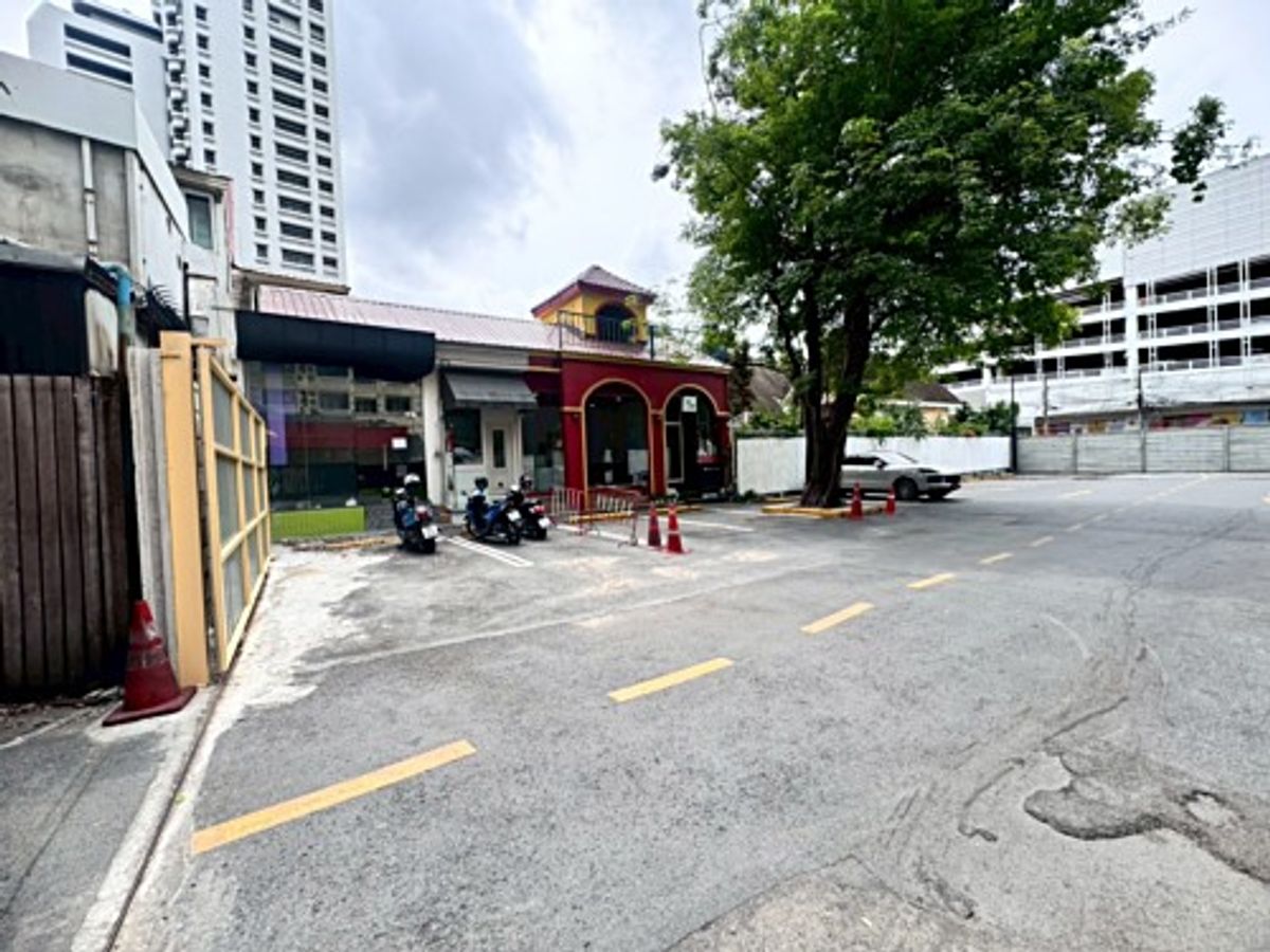 ให้เช่าร้านค้า/ตลาดนัดสุขุมวิท อโศก ทองหล่อ : ให้เช่าพื้นที่ ซอยทองหล่อ 13 ทำเลดี เหมาะทำร้านดอกไม้หรือธุรกิจขนาดเล็ก (N.1800)