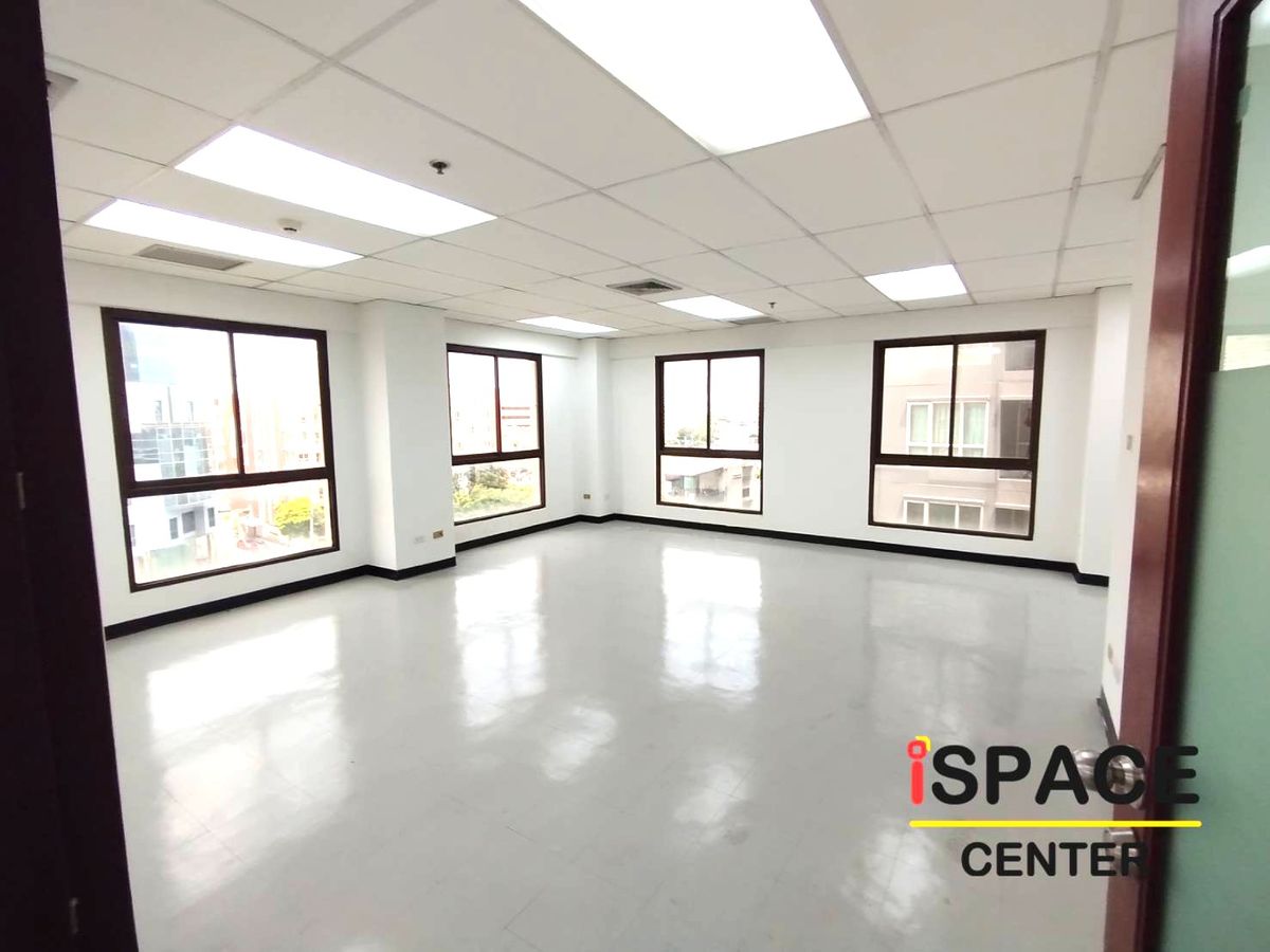 For RentOfficeRatchadapisek, Huaikwang, Suttisan : Rare Item, renting a office attached to the MRT Sutthisan about 100 meters with a meeting room and has a beautiful city view. Studio, Live Stream.