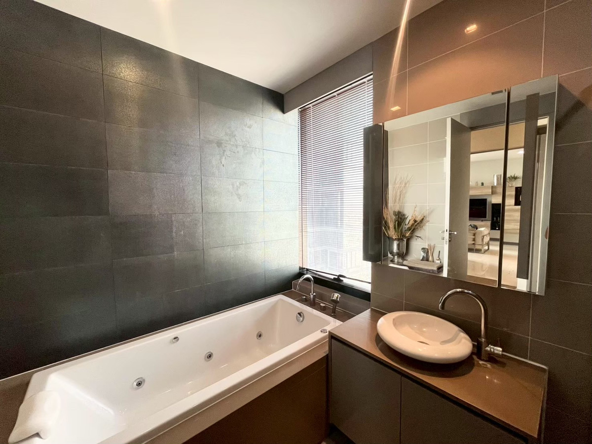 ให้เช่าคอนโดสีลม ศาลาแดง บางรัก : [ Rare Deal ] วิวตึกมหานครแบบพาโนรามา! M Silom 2 นอน 2 น้ำ ชั้นสูง อ่างจากุซซี่ส่วนตัว ราคาพิเศษ 🏙️🐕