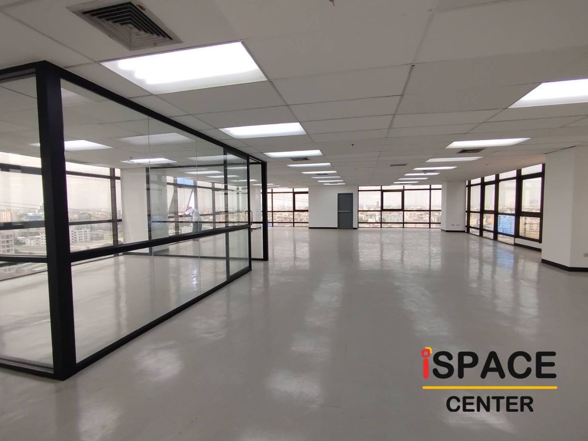 For RentOfficeRatchadapisek, Huaikwang, Suttisan : Rental offices next to MRT Sutthisan about 100 meters with 1 meeting room.