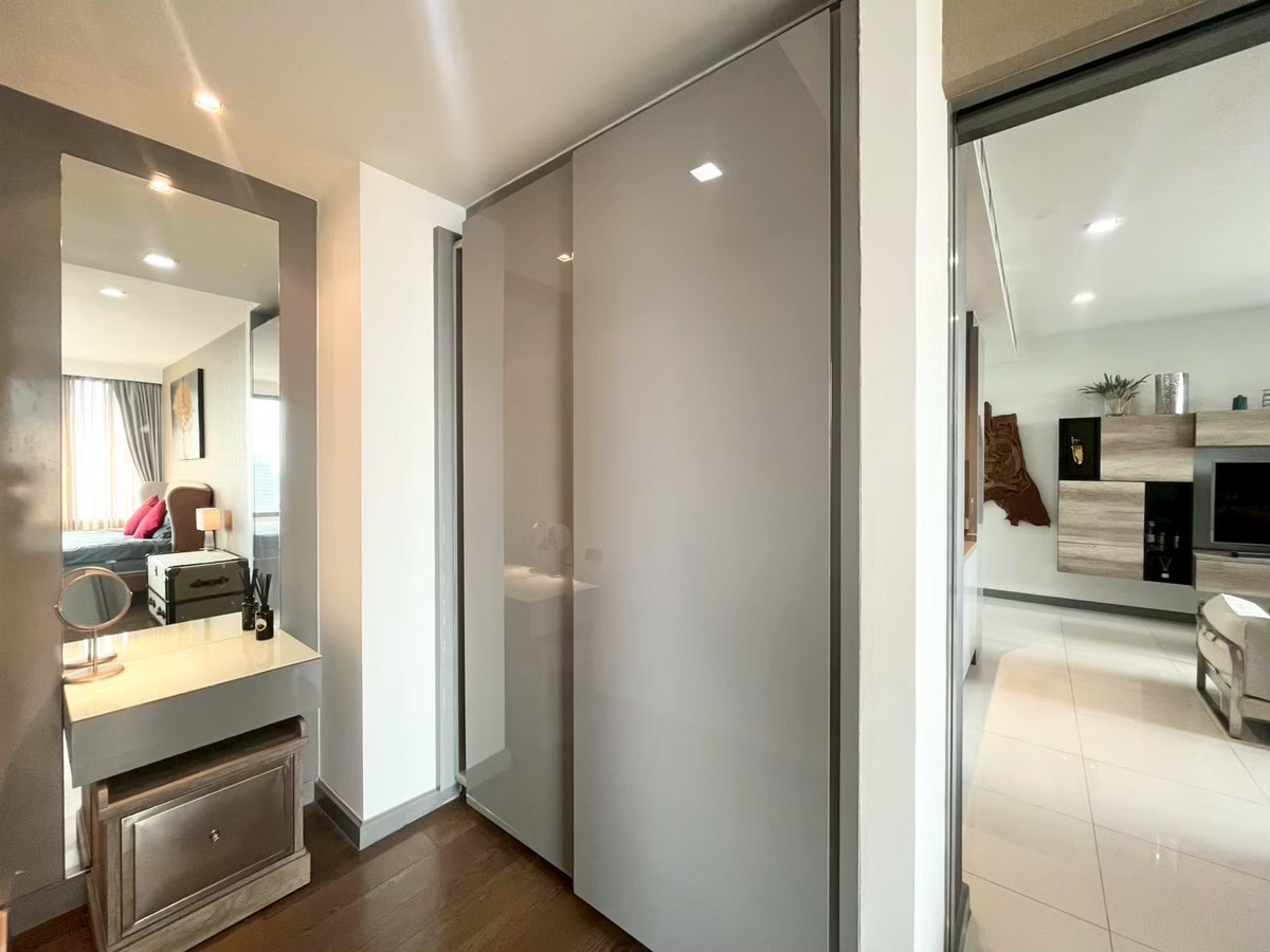 ให้เช่าคอนโดสีลม ศาลาแดง บางรัก : [ Rare Deal ] วิวตึกมหานครแบบพาโนรามา! M Silom 2 นอน 2 น้ำ ชั้นสูง อ่างจากุซซี่ส่วนตัว ราคาพิเศษ 🏙️🐕