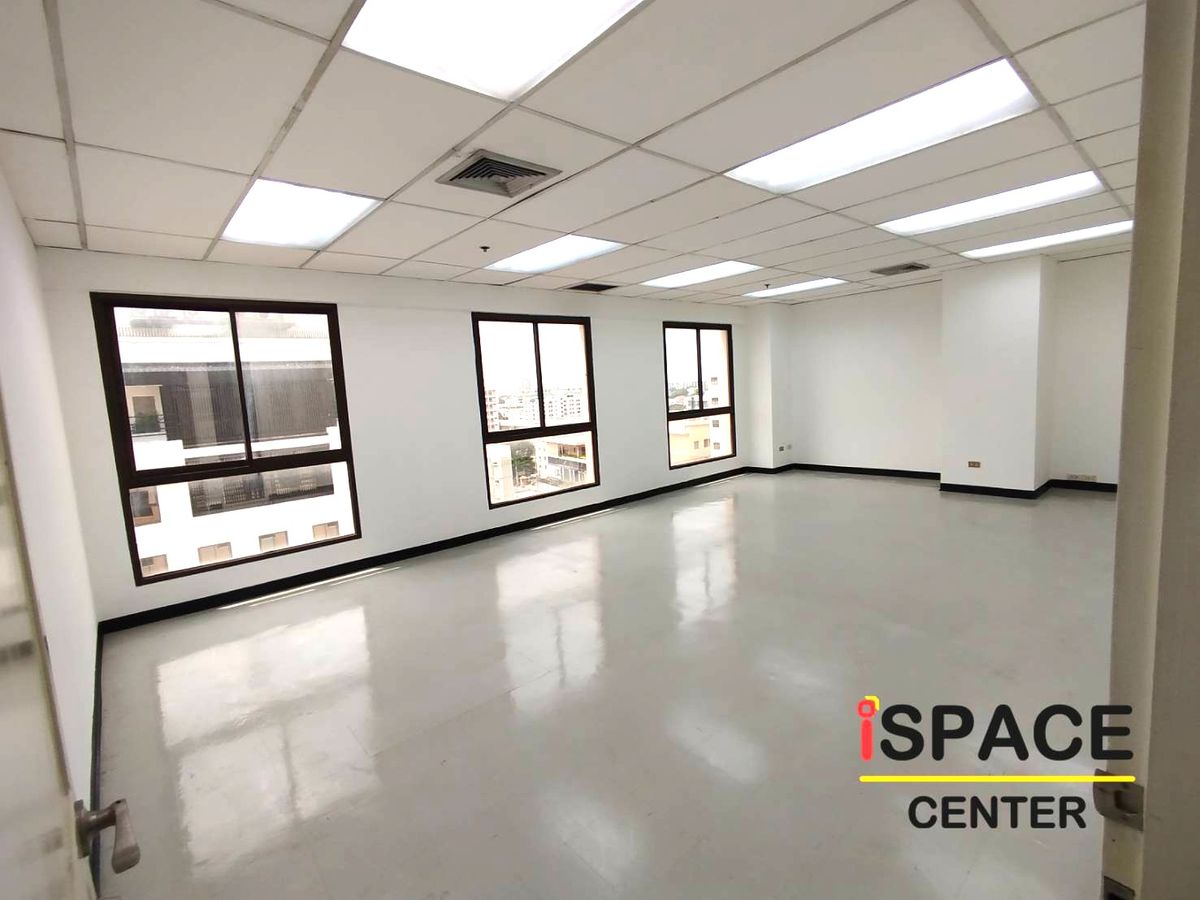 For RentOfficeRatchadapisek, Huaikwang, Suttisan : Rare Item, renting a office attached to the MRT Sutthisan about 100 meters with a meeting room and has a beautiful city view. Studio, Live Stream.