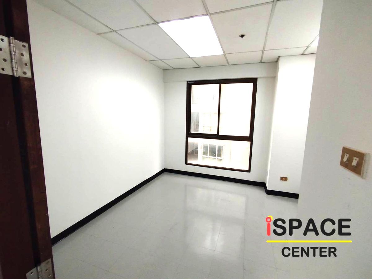 For RentOfficeRatchadapisek, Huaikwang, Suttisan : Rare Item, renting a office attached to the MRT Sutthisan about 100 meters with a meeting room and has a beautiful city view. Studio, Live Stream.