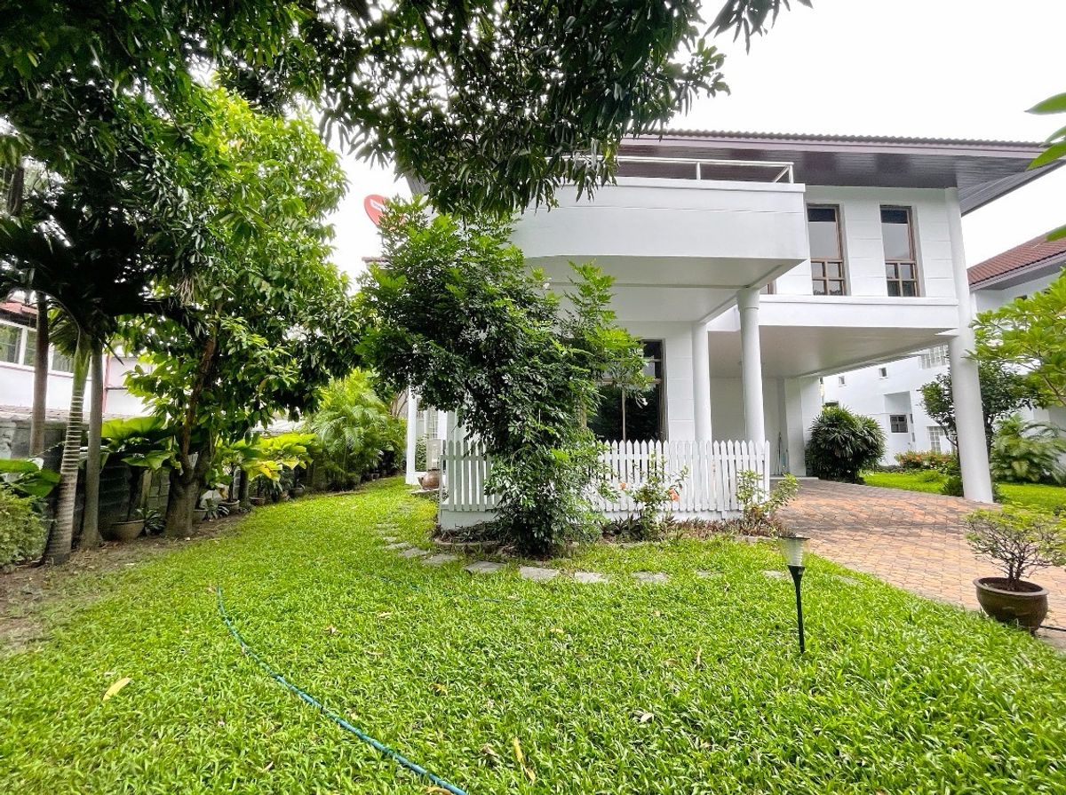 ให้เช่าบ้านพระราม 9 เพชรบุรีตัดใหม่ RCA : For rent single house on Soi Soonvijai Thonglor (Nearby RCA and Sukhumvit zoning) , Pet-allowed , Shared Swimming pool , small garden and peaceful 