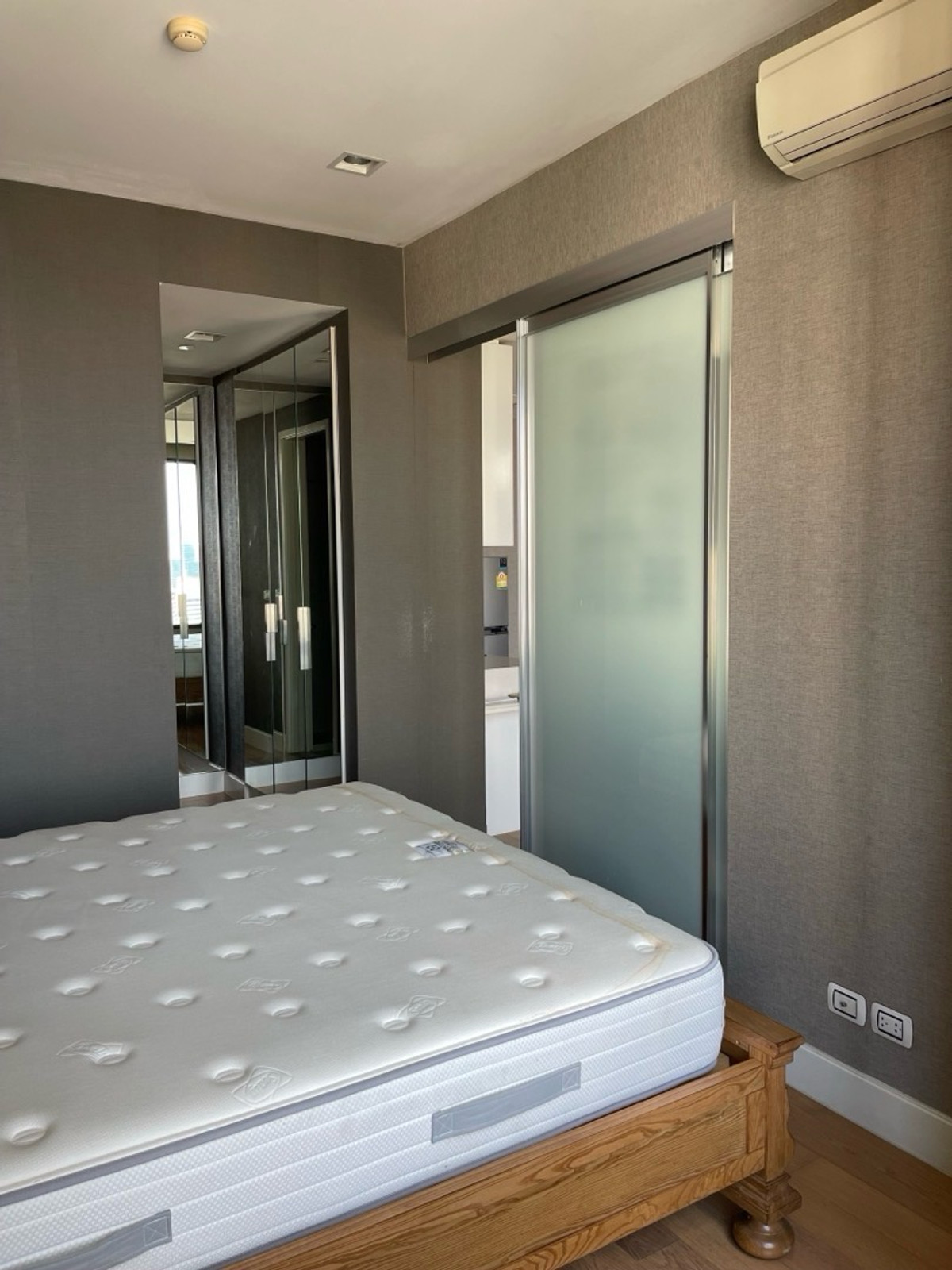 ให้เช่าคอนโดลาดพร้าว เซ็นทรัลลาดพร้าว : ให้เช่า คอนโด equinox phahol-vibha
ขนาด 39 ตร.ม 1นอน 1น้ำ 
ราคา 17,000/เดือน
โทร 093-028-1245
id line:properagency
