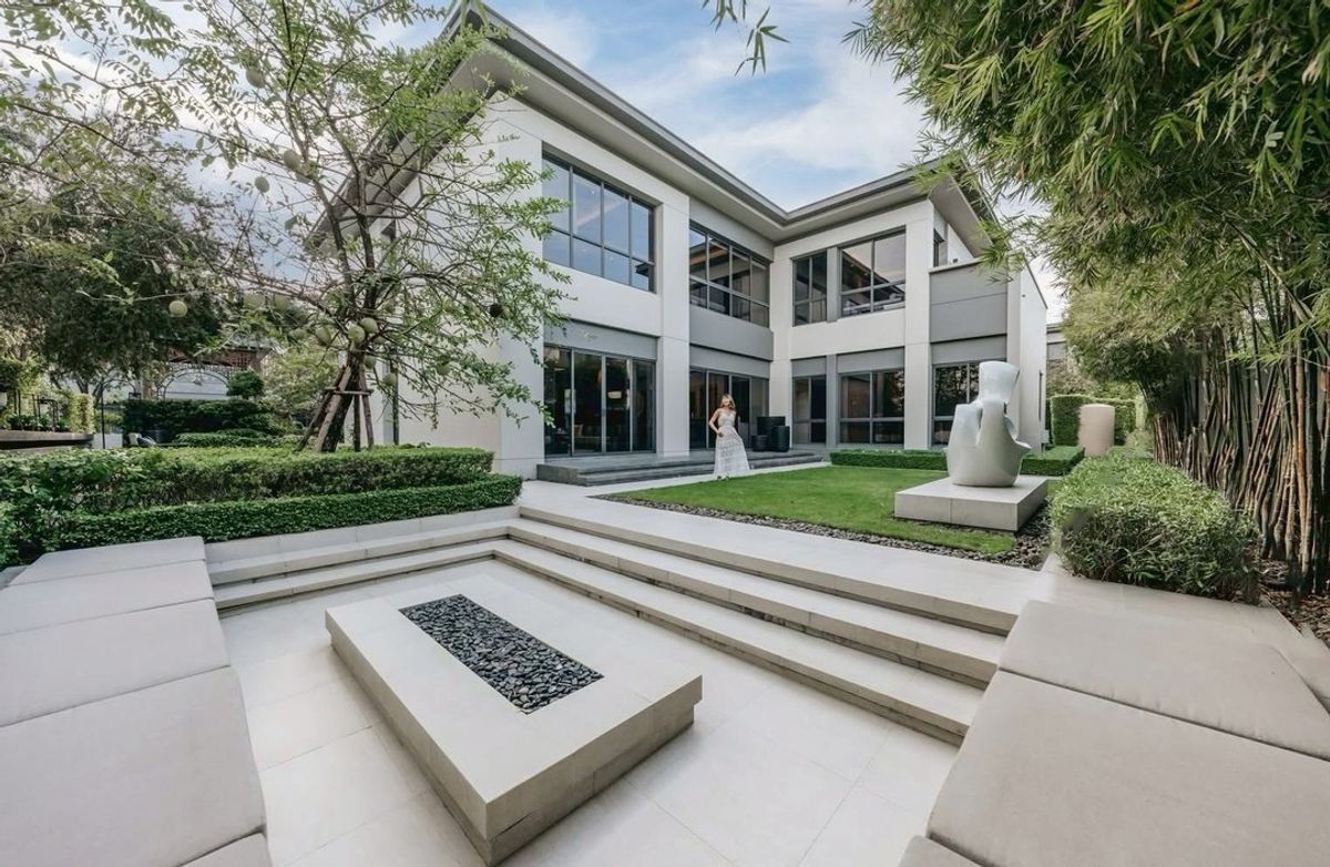 ขายบ้านลาดกระบัง สุวรรณภูมิ : Lake Legend บางนา สุวรรณภูมิ The Dual Luxury Two Masterpieces Lakeside House & Garden Villa Only 99 MB*  Code : H8226