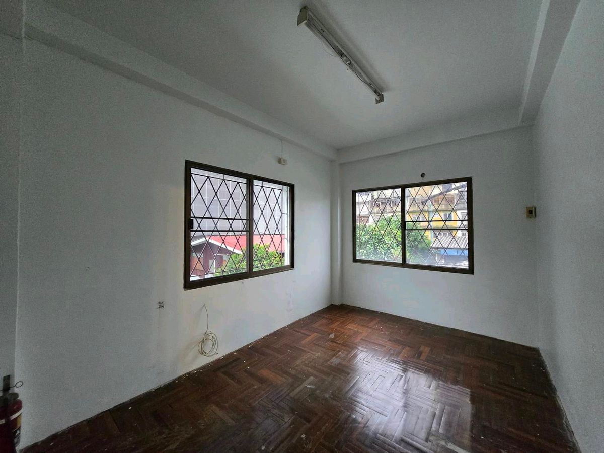 For SaleHome OfficeWongwianyai, Charoennakor : For sale with tenant, Home Office next to Icon Siam, selling for 29.9 million, 6 floors, 5 bedrooms, 4 bathrooms. Buy and invest and receive immediate returns.