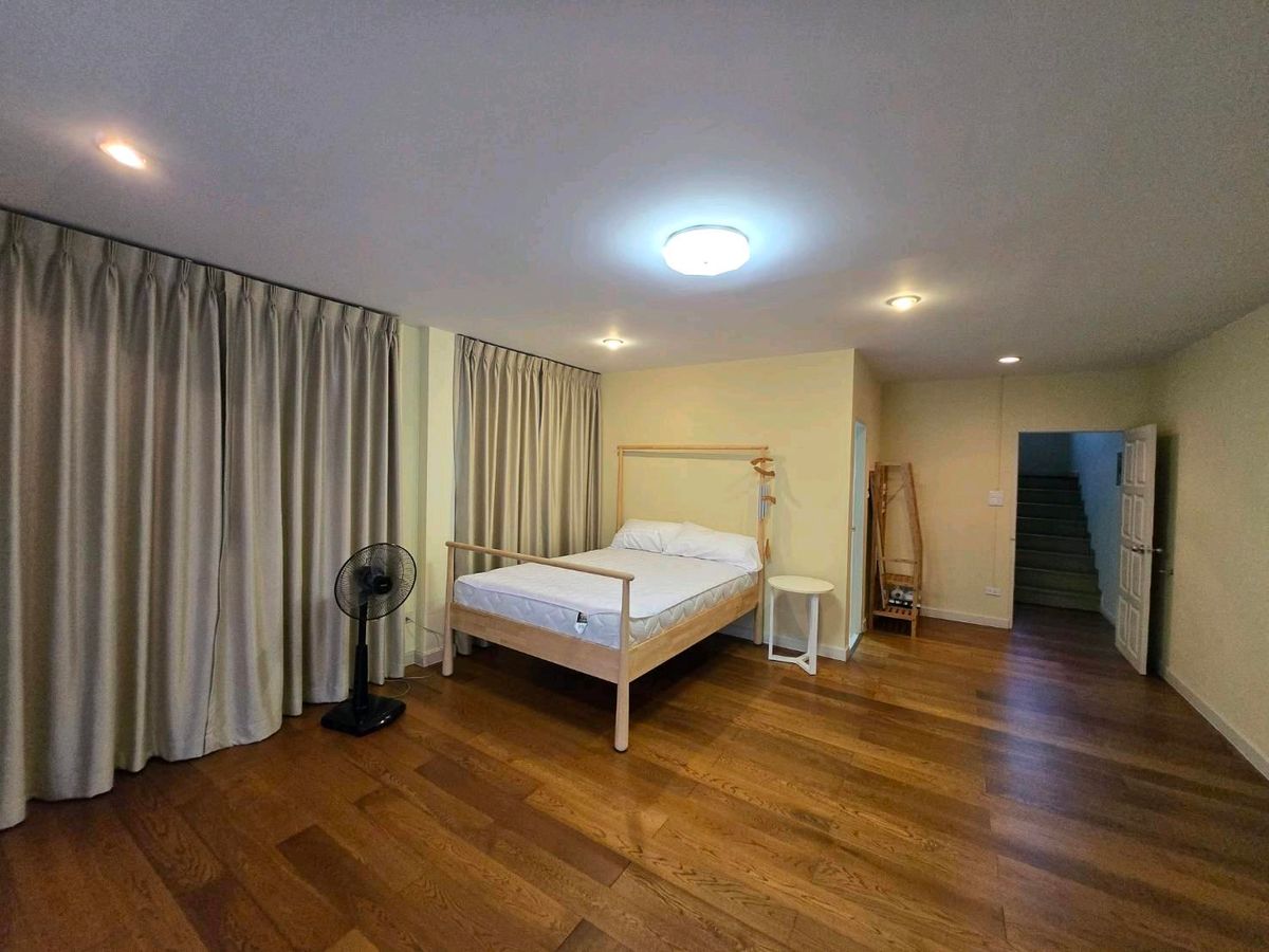 For SaleHome OfficeWongwianyai, Charoennakor : For sale with tenant, Home Office next to Icon Siam, selling for 29.9 million, 6 floors, 5 bedrooms, 4 bathrooms. Buy and invest and receive immediate returns.