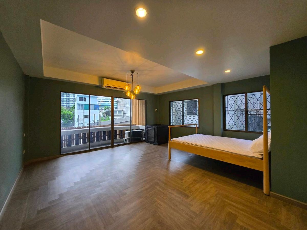 For SaleHome OfficeWongwianyai, Charoennakor : For sale with tenant, Home Office next to Icon Siam, selling for 29.9 million, 6 floors, 5 bedrooms, 4 bathrooms. Buy and invest and receive immediate returns.