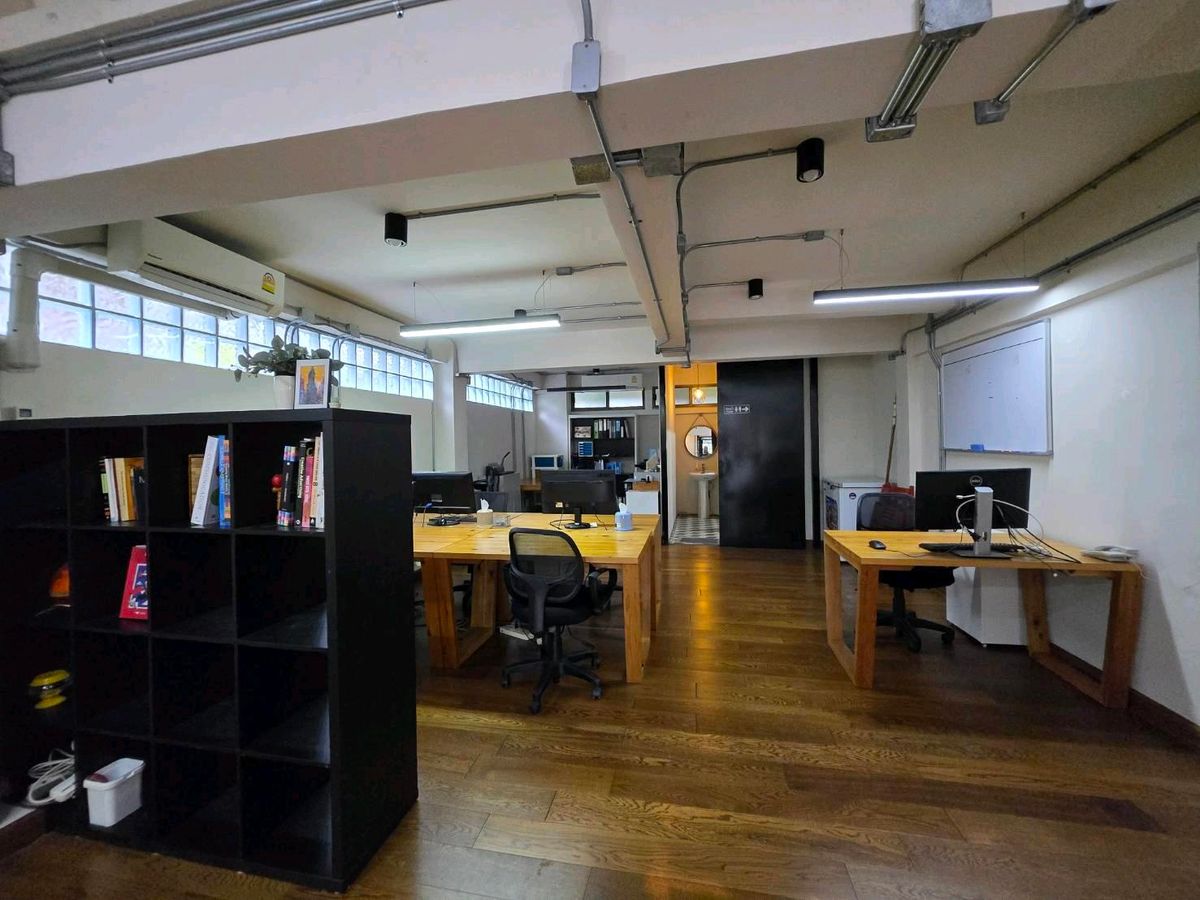 For SaleHome OfficeWongwianyai, Charoennakor : Selling with a tenant. Home Office attached to Icon Siam. Sell 36 million 6 floors, 5 bedrooms, 4 bathrooms.