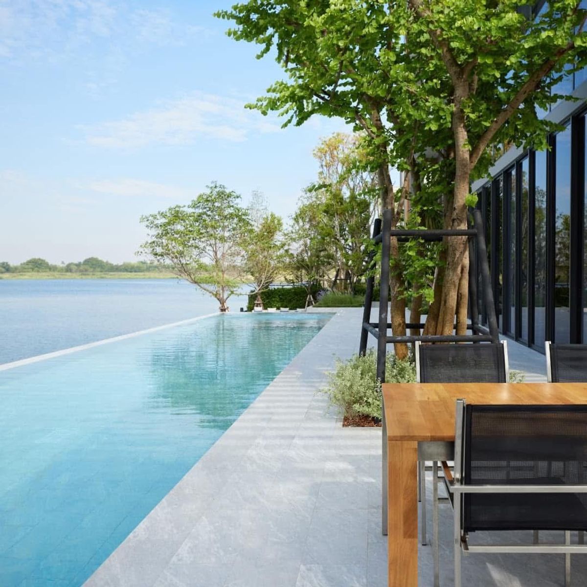 ขายบ้านลาดกระบัง สุวรรณภูมิ : Lake Legend บางนา สุวรรณภูมิ The Dual Luxury Two Masterpieces Lakeside House & Garden Villa Only 99 MB*  Code : H8226