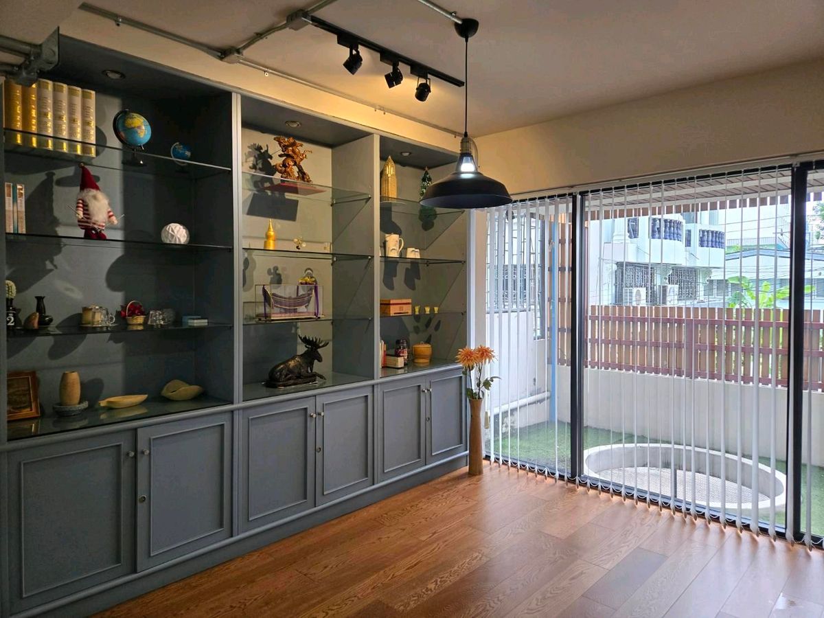 For SaleHome OfficeWongwianyai, Charoennakor : For sale with tenant, Home Office next to Icon Siam, selling for 29.9 million, 6 floors, 5 bedrooms, 4 bathrooms. Buy and invest and receive immediate returns.