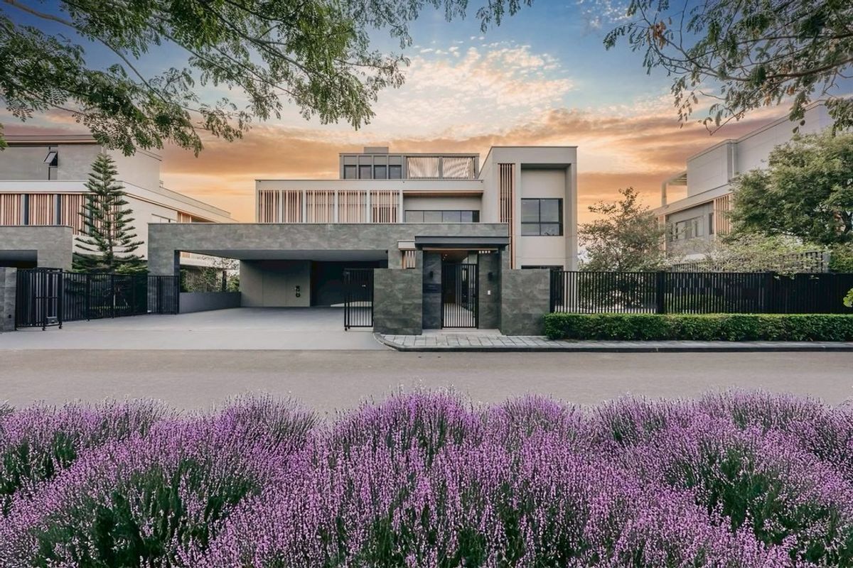 ขายบ้านลาดกระบัง สุวรรณภูมิ : Lake Legend บางนา สุวรรณภูมิ The Dual Luxury Two Masterpieces Lakeside House & Garden Villa Only 99 MB*  Code : H8226
