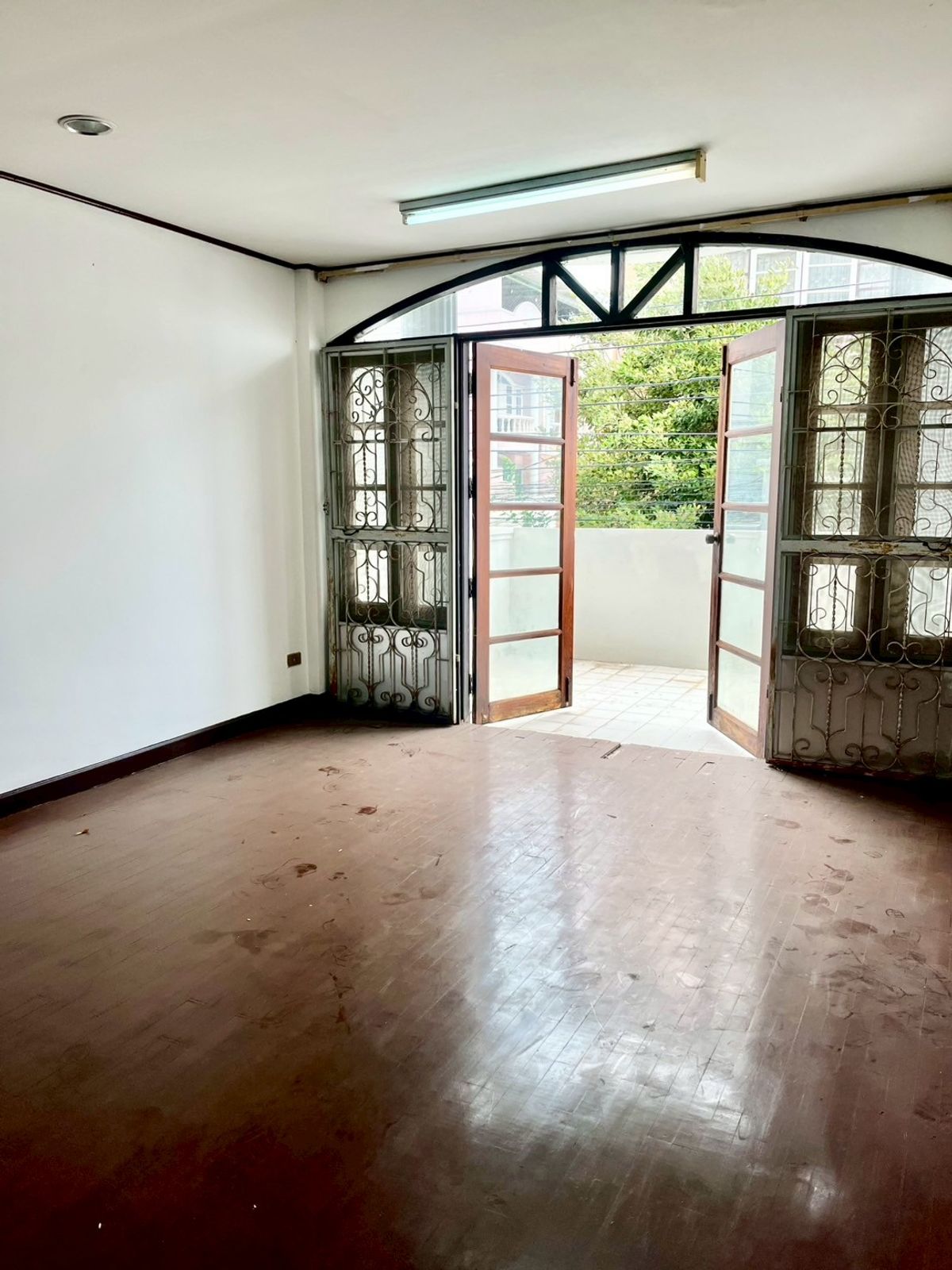 ขายทาวน์โฮมสมุทรปราการ สำโรง : ขายทาวน์โฮม 3 ชั้น สไตล์โรมัน หมู่บ้านร่มเย็นวิลล์ เนื้อที่ 24 ตารางวา 4 ห้องนอน ตำบลบางเมือง อำเภอเมืองสมุทรปราการ จังหวัดสมุทรปราการ