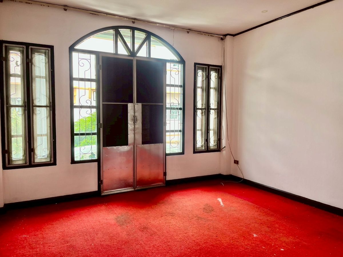 ขายทาวน์โฮมสมุทรปราการ สำโรง : ขายทาวน์โฮม 3 ชั้น สไตล์โรมัน หมู่บ้านร่มเย็นวิลล์ เนื้อที่ 24 ตารางวา 4 ห้องนอน ตำบลบางเมือง อำเภอเมืองสมุทรปราการ จังหวัดสมุทรปราการ