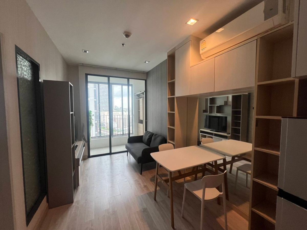 For RentCondoWongwianyai, Charoennakor : Rent a beautiful room, Ideo Mobi Sathorn, next to BTS Thonburi 50 meters with furniture+ room 31 sqm. Only 15,000 baht.
