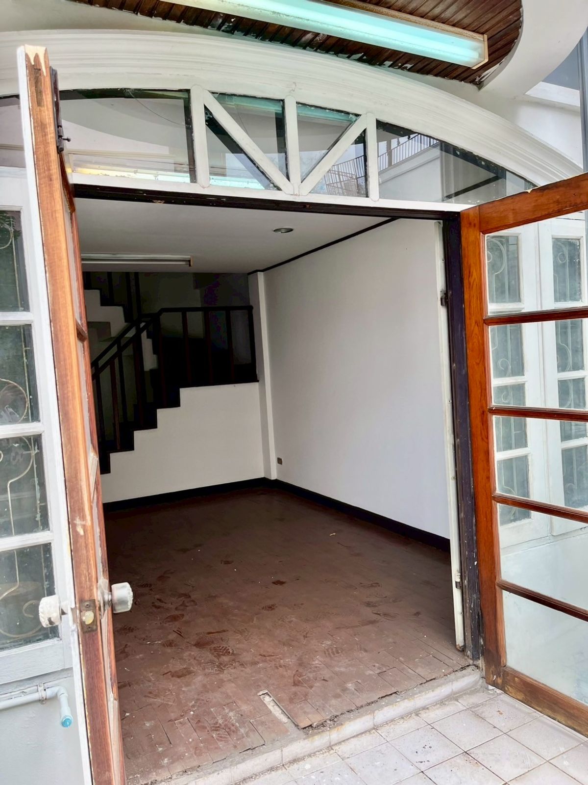 ขายทาวน์โฮมสมุทรปราการ สำโรง : ขายทาวน์โฮม 3 ชั้น สไตล์โรมัน หมู่บ้านร่มเย็นวิลล์ เนื้อที่ 24 ตารางวา 4 ห้องนอน ตำบลบางเมือง อำเภอเมืองสมุทรปราการ จังหวัดสมุทรปราการ