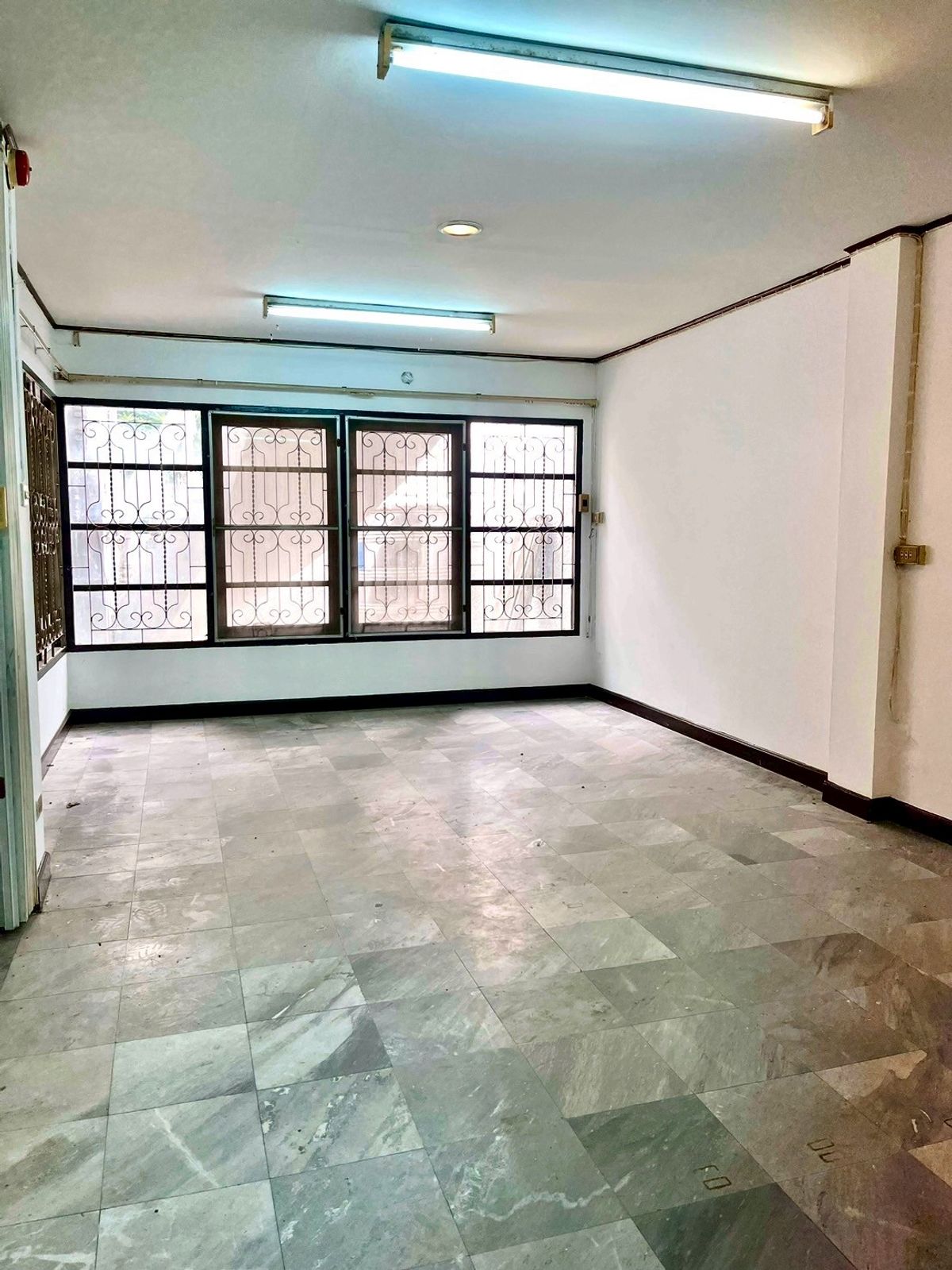 ขายทาวน์โฮมสมุทรปราการ สำโรง : ขายทาวน์โฮม 3 ชั้น สไตล์โรมัน หมู่บ้านร่มเย็นวิลล์ เนื้อที่ 24 ตารางวา 4 ห้องนอน ตำบลบางเมือง อำเภอเมืองสมุทรปราการ จังหวัดสมุทรปราการ