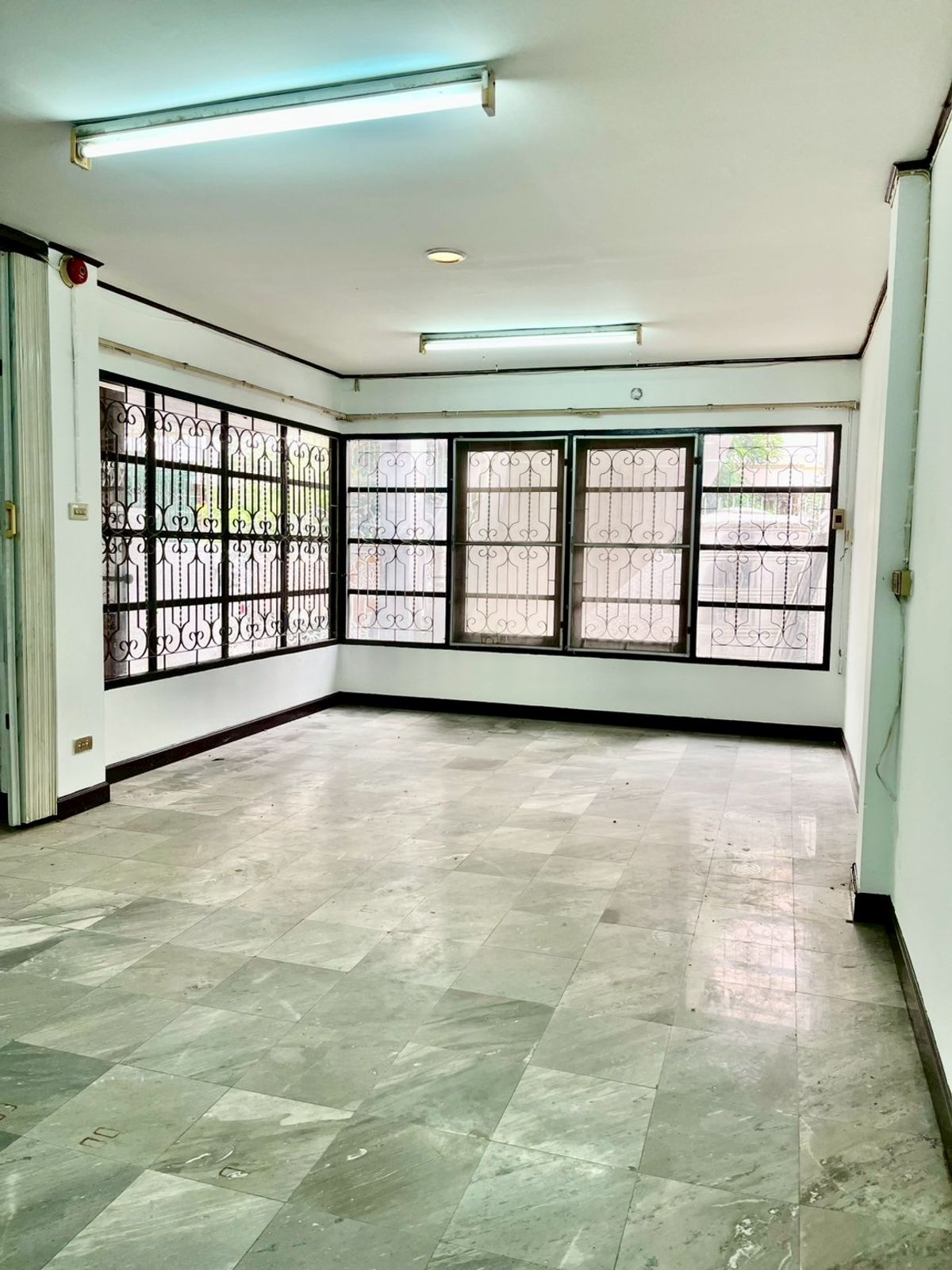 ขายทาวน์โฮมสมุทรปราการ สำโรง : ขายทาวน์โฮม 3 ชั้น สไตล์โรมัน หมู่บ้านร่มเย็นวิลล์ เนื้อที่ 24 ตารางวา 4 ห้องนอน ตำบลบางเมือง อำเภอเมืองสมุทรปราการ จังหวัดสมุทรปราการ