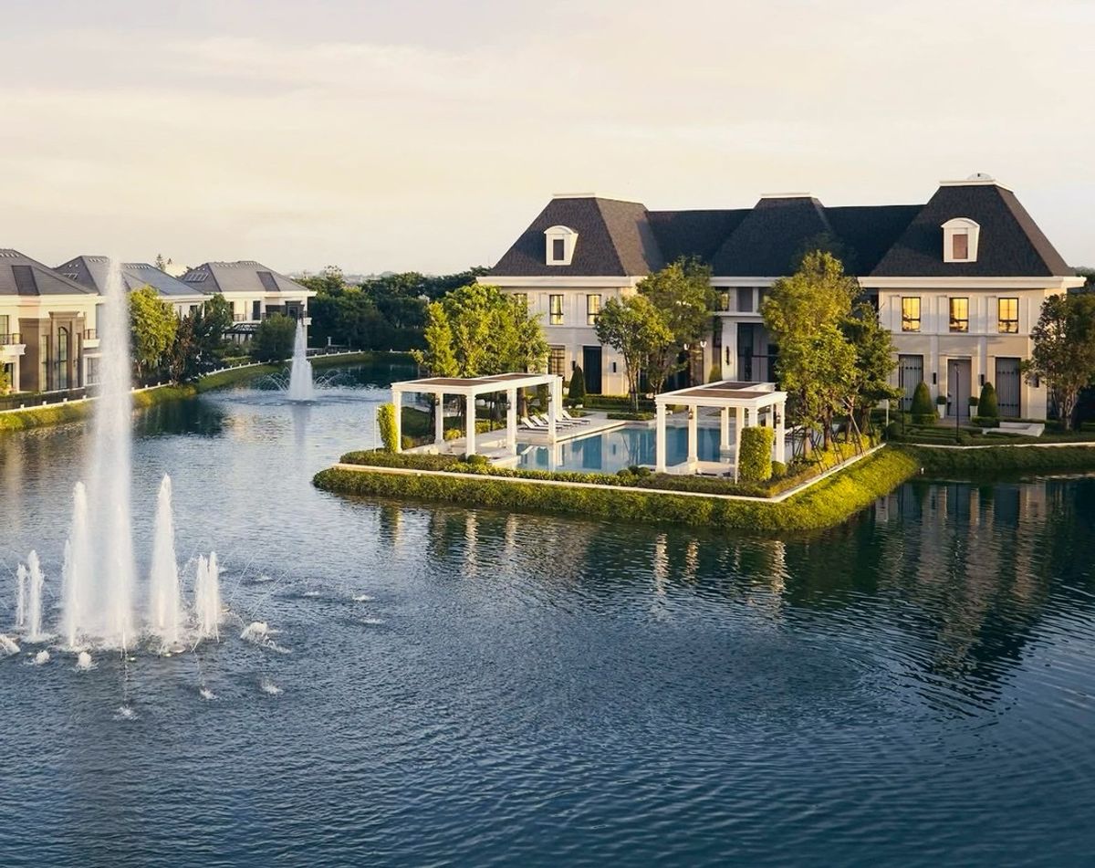 ขายบ้านลาดกระบัง สุวรรณภูมิ : Lake Legend บางนา สุวรรณภูมิ The Dual Luxury Two Masterpieces Lakeside House & Garden Villa Only 99 MB*  Code : H8226