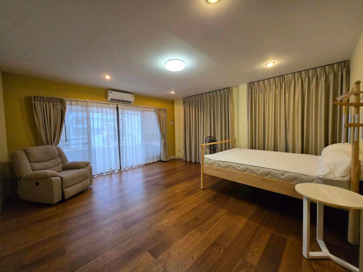 For SaleHome OfficeWongwianyai, Charoennakor : For sale with tenant, Home Office next to Icon Siam, selling for 29.9 million, 6 floors, 5 bedrooms, 4 bathrooms. Buy and invest and receive immediate returns.