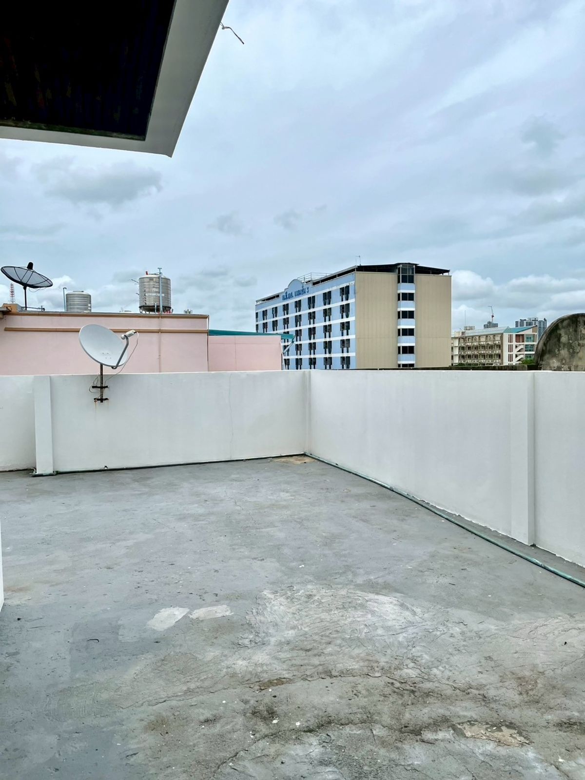 ขายทาวน์โฮมสมุทรปราการ สำโรง : ขายทาวน์โฮม 3 ชั้น สไตล์โรมัน หมู่บ้านร่มเย็นวิลล์ เนื้อที่ 24 ตารางวา 4 ห้องนอน ตำบลบางเมือง อำเภอเมืองสมุทรปราการ จังหวัดสมุทรปราการ