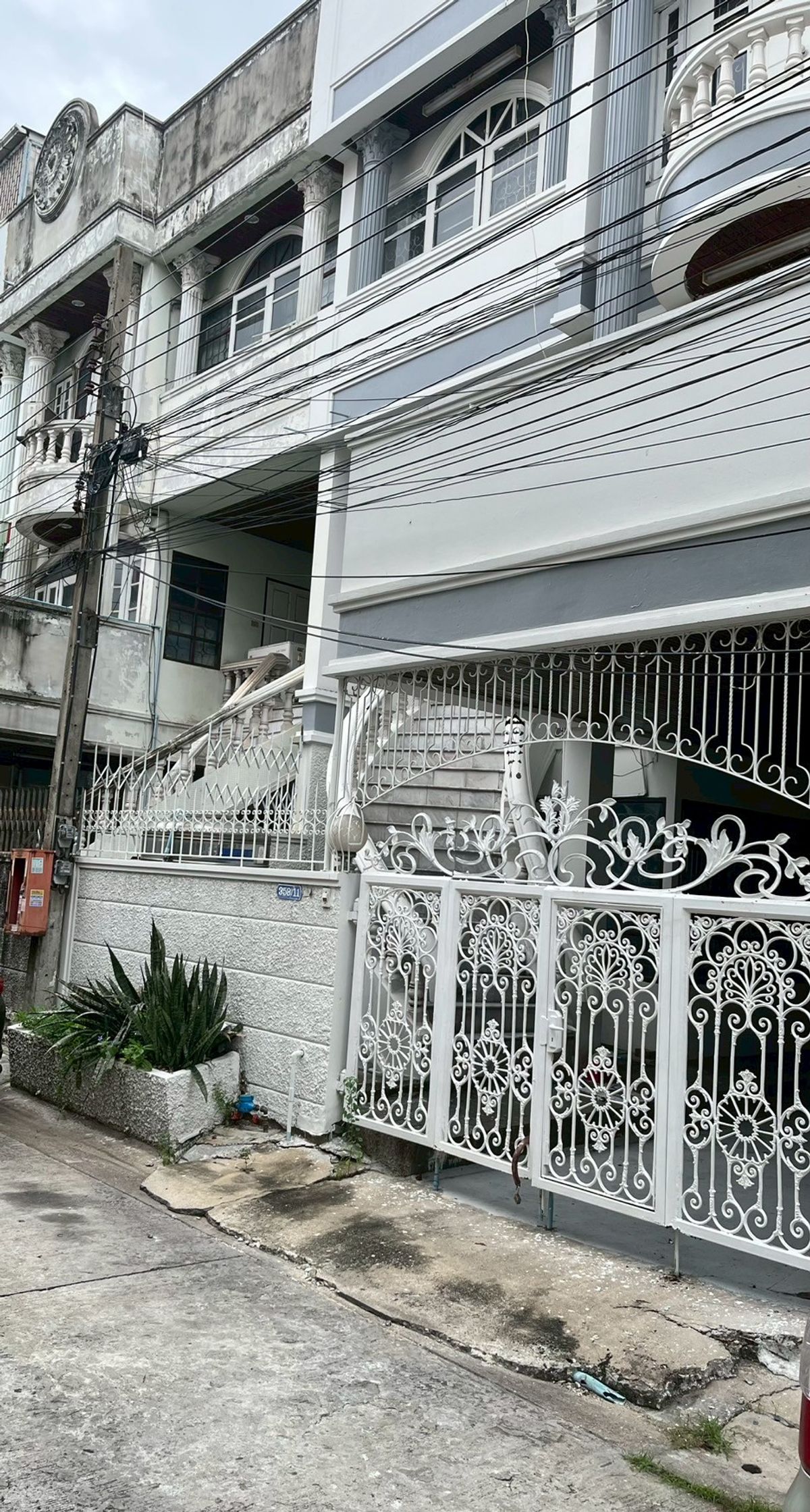 ขายทาวน์โฮมสมุทรปราการ สำโรง : ขายทาวน์โฮม 3 ชั้น สไตล์โรมัน หมู่บ้านร่มเย็นวิลล์ เนื้อที่ 24 ตารางวา 4 ห้องนอน ตำบลบางเมือง อำเภอเมืองสมุทรปราการ จังหวัดสมุทรปราการ