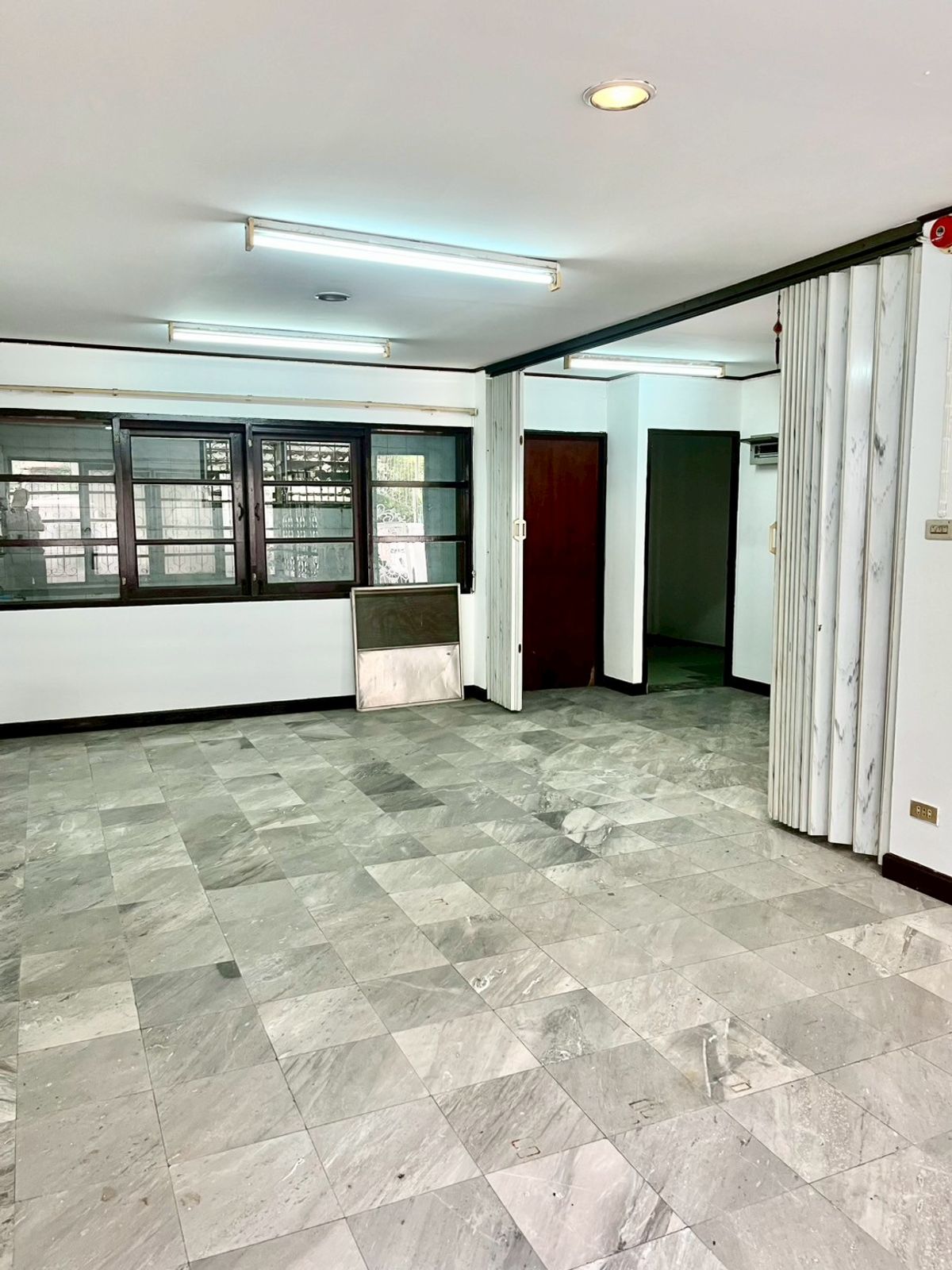 ขายทาวน์โฮมสมุทรปราการ สำโรง : ขายทาวน์โฮม 3 ชั้น สไตล์โรมัน หมู่บ้านร่มเย็นวิลล์ เนื้อที่ 24 ตารางวา 4 ห้องนอน ตำบลบางเมือง อำเภอเมืองสมุทรปราการ จังหวัดสมุทรปราการ