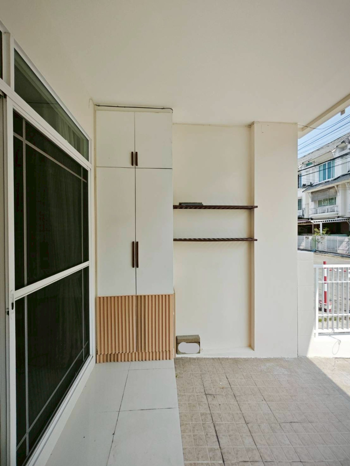 For RentTownhomeRama5, Ratchapruek, Bangkruai : townhome at Soi Tiwanon 3, near MRT, suitable for office use or company registration.