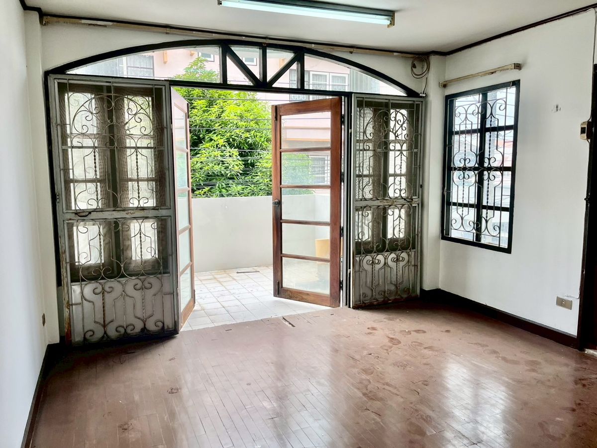 ขายทาวน์โฮมสมุทรปราการ สำโรง : ขายทาวน์โฮม 3 ชั้น สไตล์โรมัน หมู่บ้านร่มเย็นวิลล์ เนื้อที่ 24 ตารางวา 4 ห้องนอน ตำบลบางเมือง อำเภอเมืองสมุทรปราการ จังหวัดสมุทรปราการ