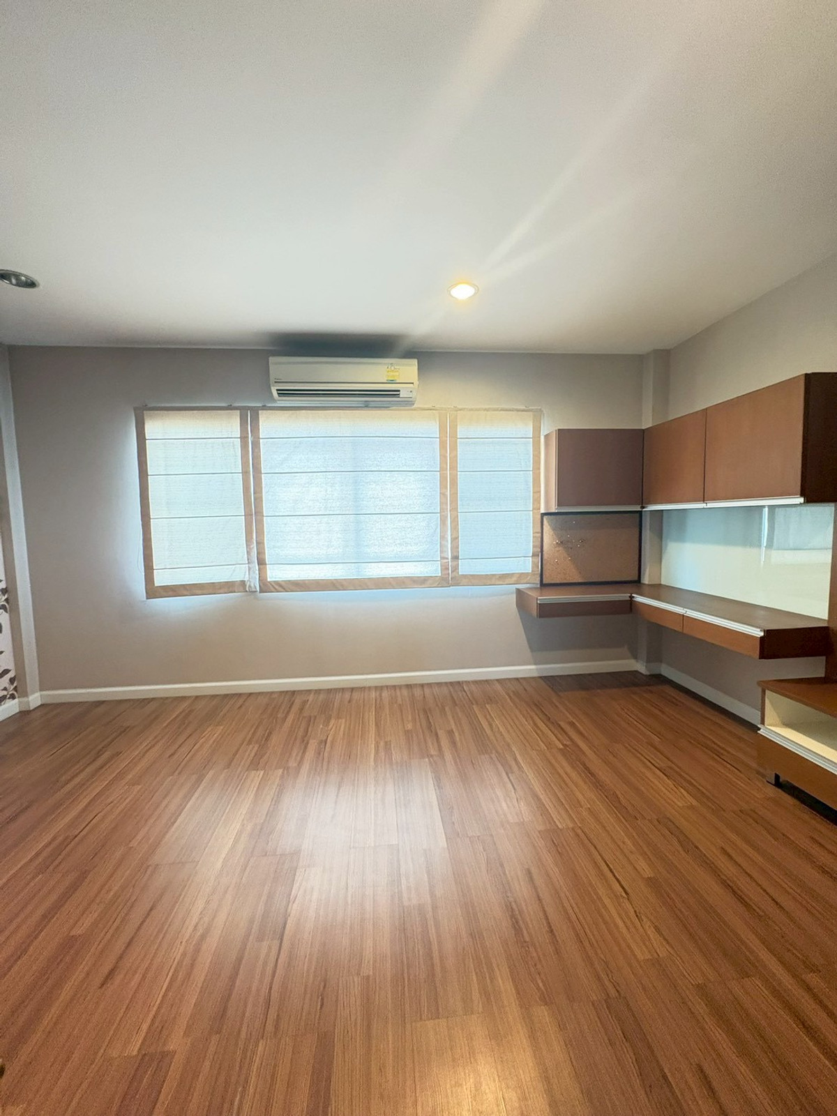 For RentTownhomeRama5, Ratchapruek, Bangkruai : townhome at Soi Tiwanon 3, near MRT, suitable for office use or company registration.