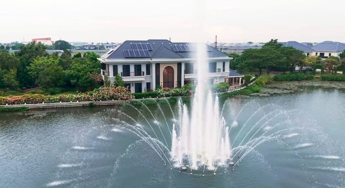 ขายบ้านลาดกระบัง สุวรรณภูมิ : Lake Legend บางนา สุวรรณภูมิ The Dual Luxury Two Masterpieces Lakeside House & Garden Villa Only 99 MB*  Code : H8226