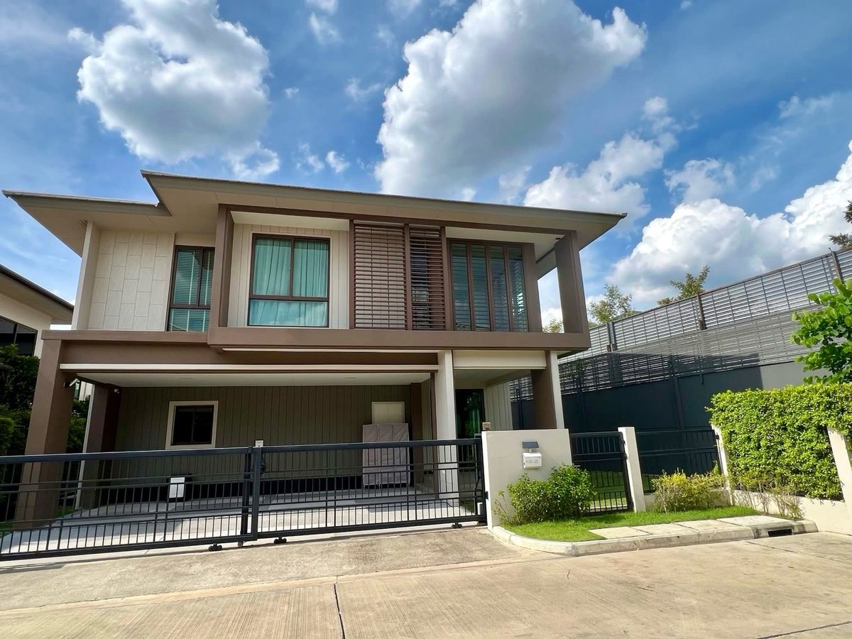For RentHousePattanakan, Srinakarin : 🌟For rent: Detached house at Burasiri Krungthepkreeta, featuring 2 storeys, 4 bedrooms| 4 bathrooms. Fully furnished and beautifully decorated.💥Rental Fee 160,000 THB/month. 