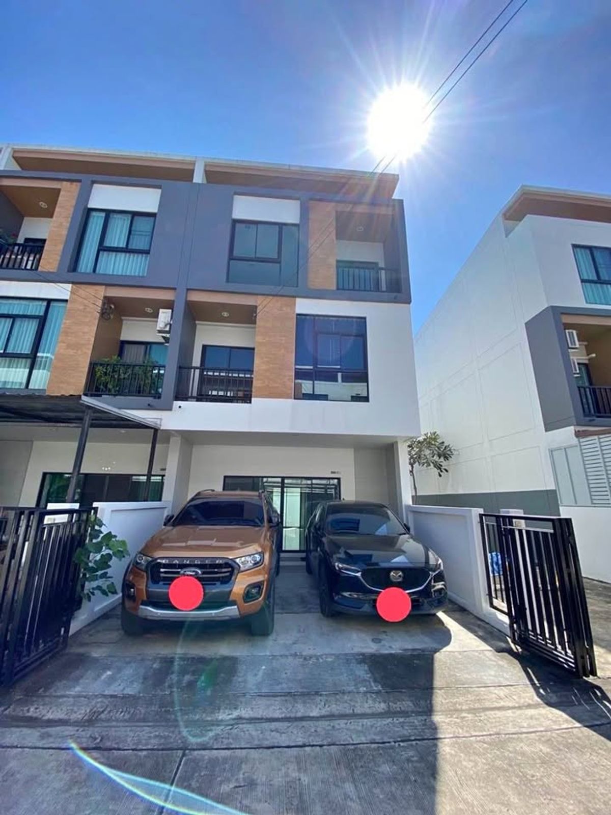 ให้เช่าทาวน์โฮมมีนบุรี-ร่มเกล้า : ทาวน์โฮม 3 ชั้น ตกแต่งสวยงาม ให้เช่า ย่านร่มเกล้า-มีนบุรี ใกล้มหาวิทยาลัยเกษมบัณฑิต วิทยาเขต ร่มเกล้า เพียง 1.8 กม.