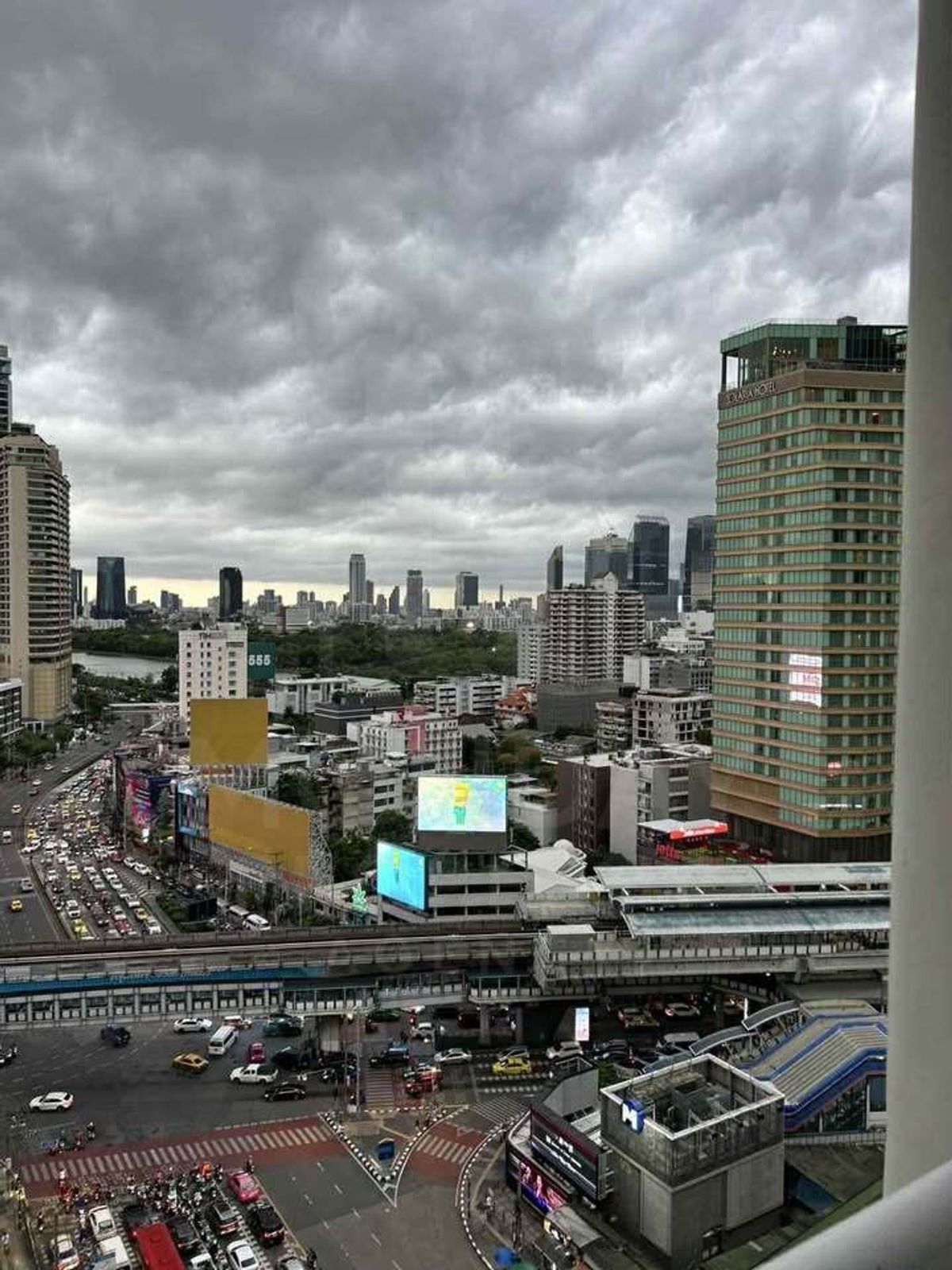 ขายคอนโดสุขุมวิท อโศก ทองหล่อ : Hot Deal! คอนโด Las Colinas ใจกลางสุขุมวิท ห่างMrt สุขุมวิท 100m.