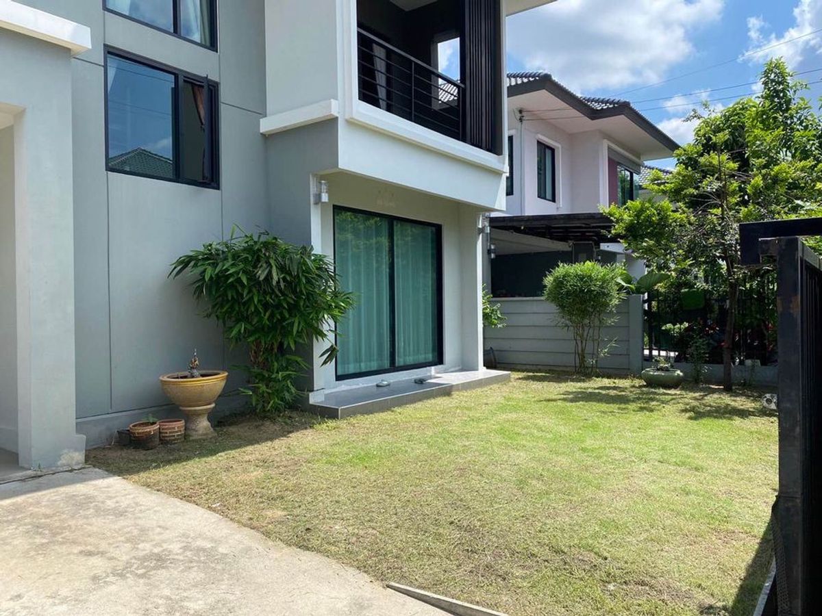 For RentHouseVipawadee, Don Mueang, Lak Si : house near the airport, close to Rangsit University, 3 bedrooms, 3 bathrooms, fully furnished, pets allowed