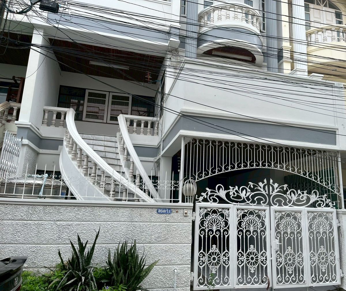 ขายทาวน์โฮมสมุทรปราการ สำโรง : ขายทาวน์โฮม 3 ชั้น สไตล์โรมัน หมู่บ้านร่มเย็นวิลล์ เนื้อที่ 24 ตารางวา 4 ห้องนอน ตำบลบางเมือง อำเภอเมืองสมุทรปราการ จังหวัดสมุทรปราการ