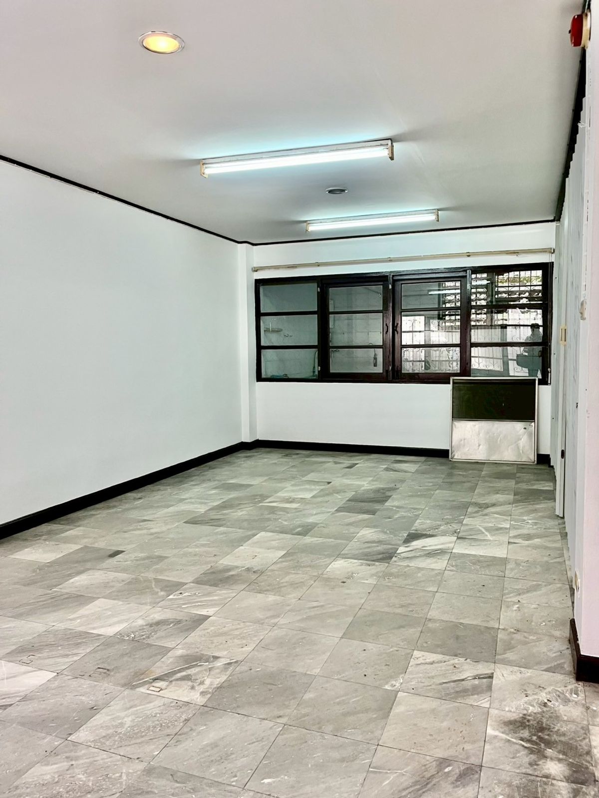 ขายทาวน์โฮมสมุทรปราการ สำโรง : ขายทาวน์โฮม 3 ชั้น สไตล์โรมัน หมู่บ้านร่มเย็นวิลล์ เนื้อที่ 24 ตารางวา 4 ห้องนอน ตำบลบางเมือง อำเภอเมืองสมุทรปราการ จังหวัดสมุทรปราการ