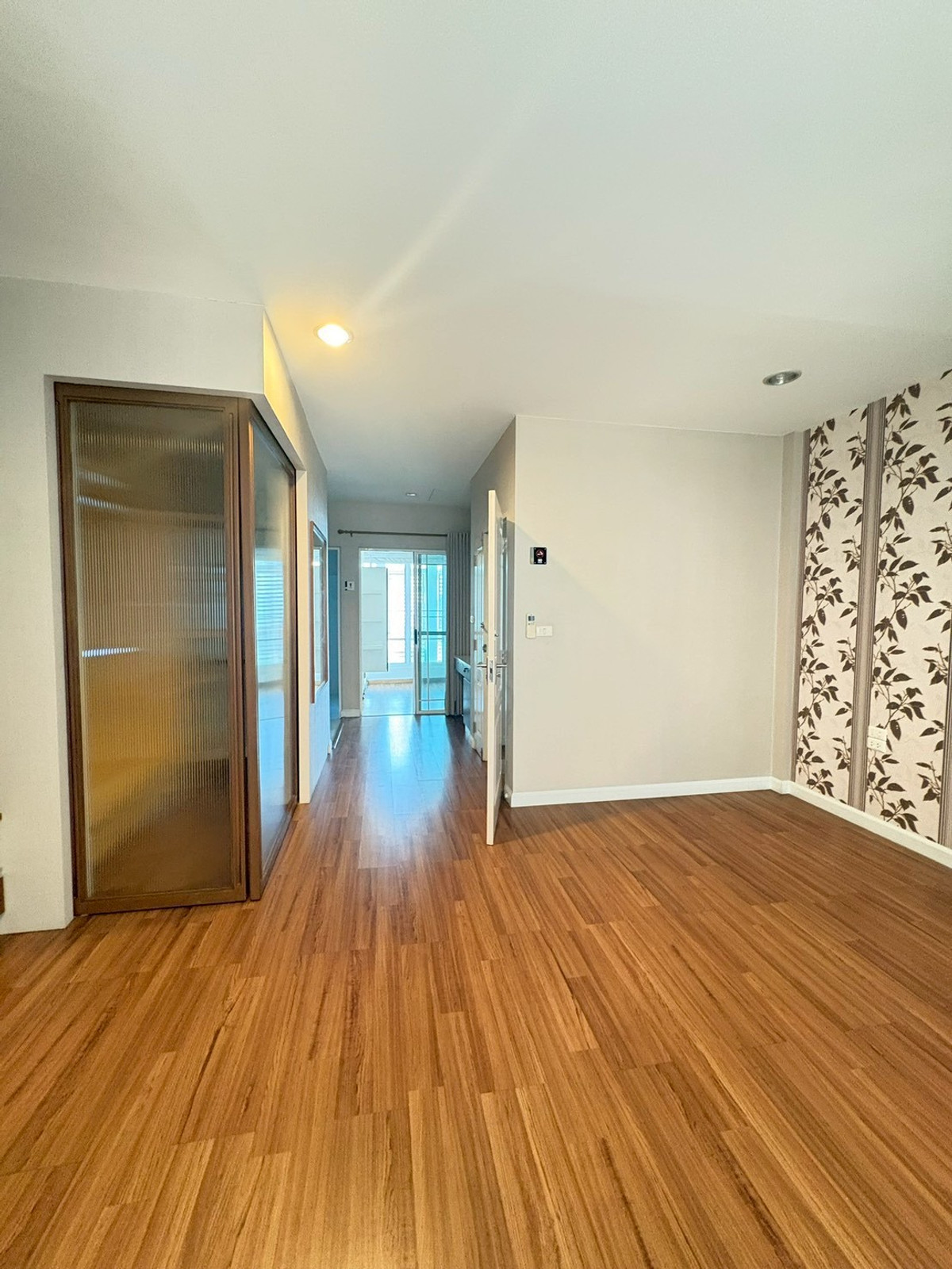 For RentTownhomeRama5, Ratchapruek, Bangkruai : townhome at Soi Tiwanon 3, near MRT, suitable for office use or company registration.