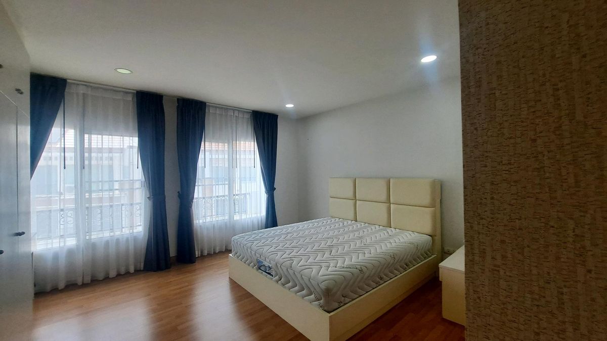 TownhomeRathburana, Suksawat : Rent a 3 -story townhome, Ban Klang, Erban, Rama 3 - Suksawat, decorated and opened and opened the office near HomePro opposite Big C. The Thai market is complete, cheap train lines.
