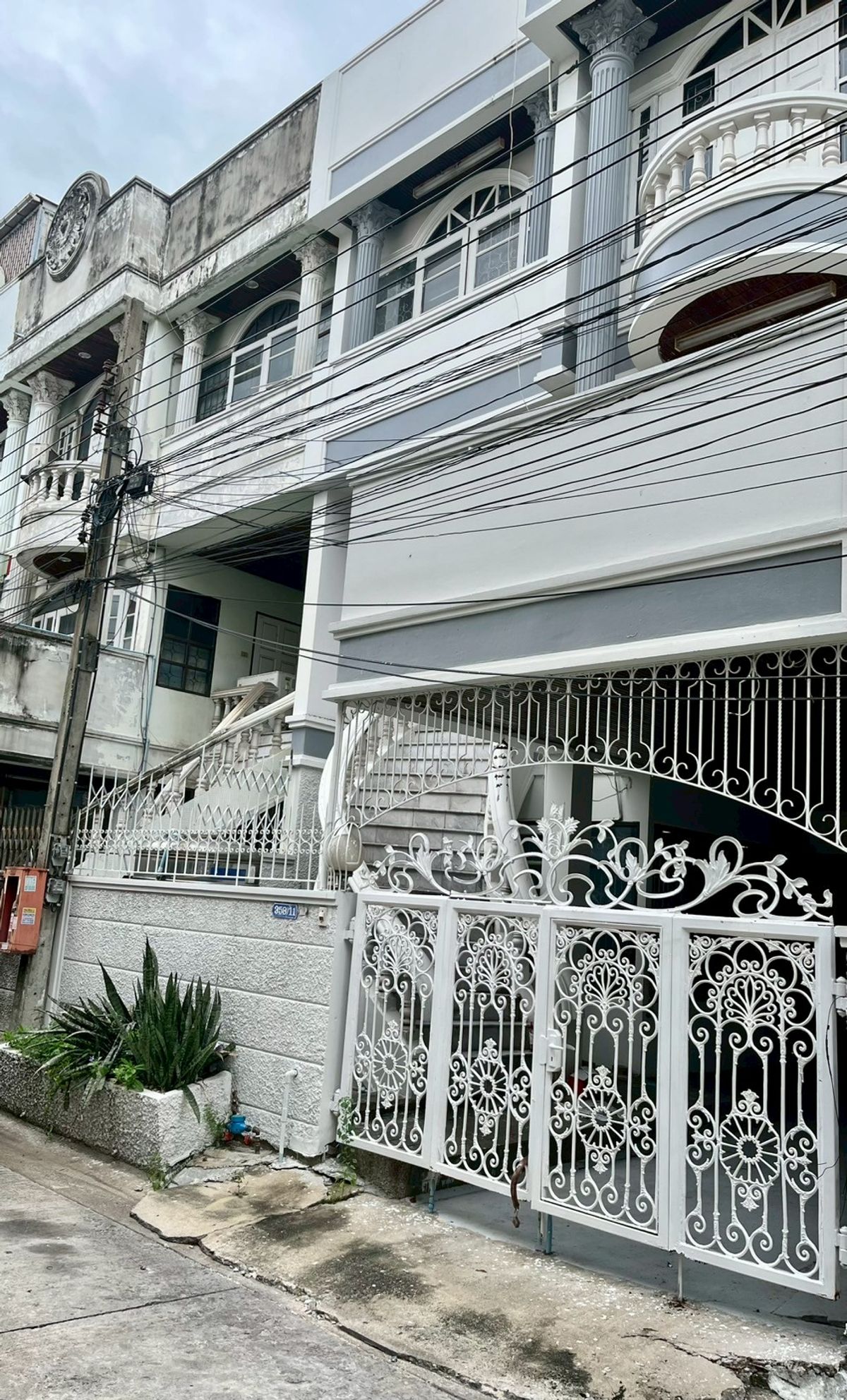 ขายทาวน์โฮมสมุทรปราการ สำโรง : ขายทาวน์โฮม 3 ชั้น สไตล์โรมัน หมู่บ้านร่มเย็นวิลล์ เนื้อที่ 24 ตารางวา 4 ห้องนอน ตำบลบางเมือง อำเภอเมืองสมุทรปราการ จังหวัดสมุทรปราการ