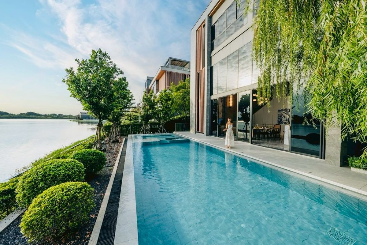 ขายบ้านลาดกระบัง สุวรรณภูมิ : Lake Legend บางนา สุวรรณภูมิ The Dual Luxury Two Masterpieces Lakeside House & Garden Villa Only 99 MB*  Code : H8226