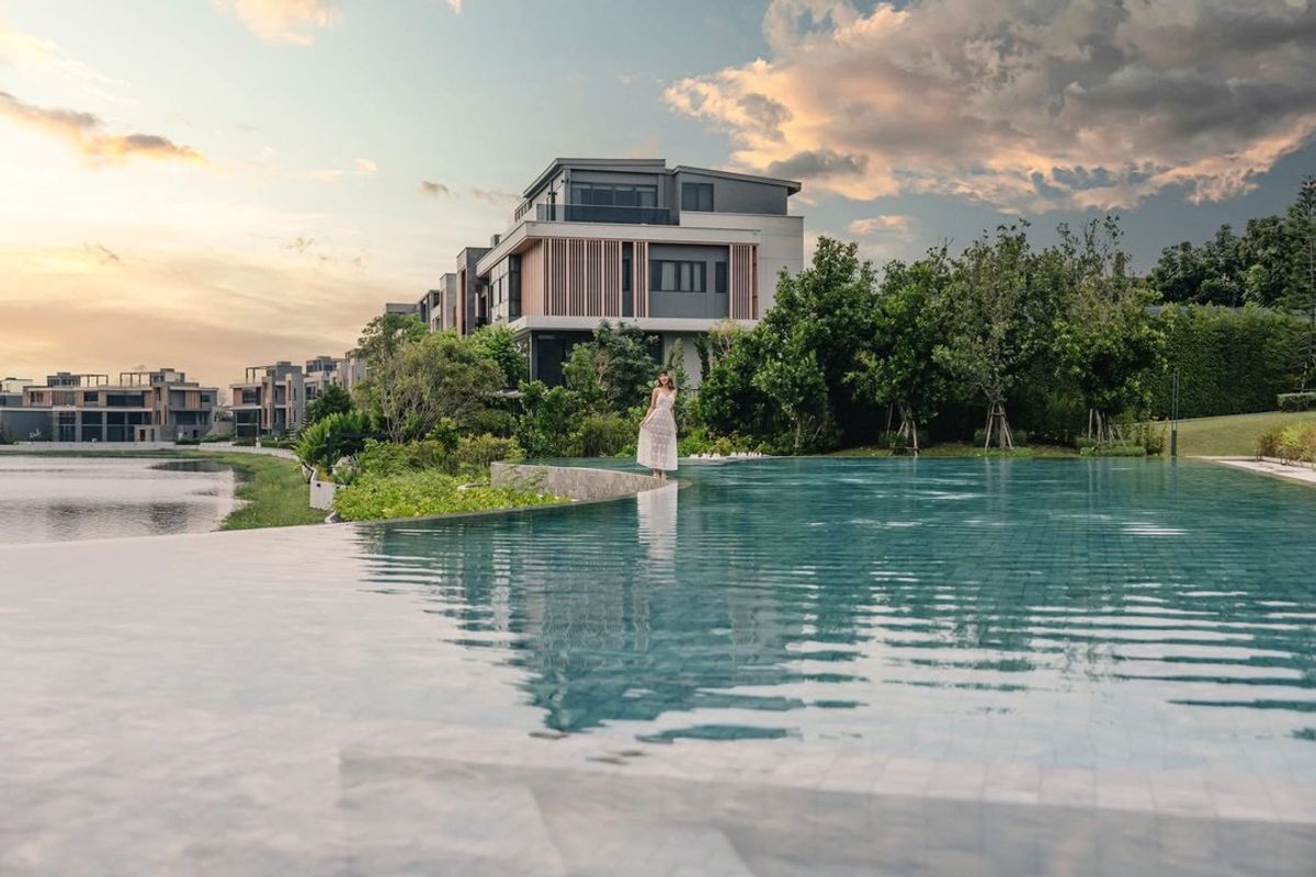 ขายบ้านลาดกระบัง สุวรรณภูมิ : Lake Legend บางนา สุวรรณภูมิ The Dual Luxury Two Masterpieces Lakeside House & Garden Villa Only 99 MB*  Code : H8226