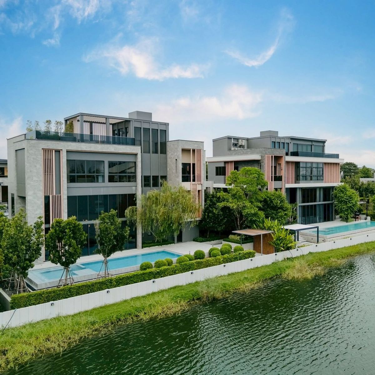 ขายบ้านลาดกระบัง สุวรรณภูมิ : Lake Legend บางนา สุวรรณภูมิ The Dual Luxury Two Masterpieces Lakeside House & Garden Villa Only 99 MB*  Code : H8226